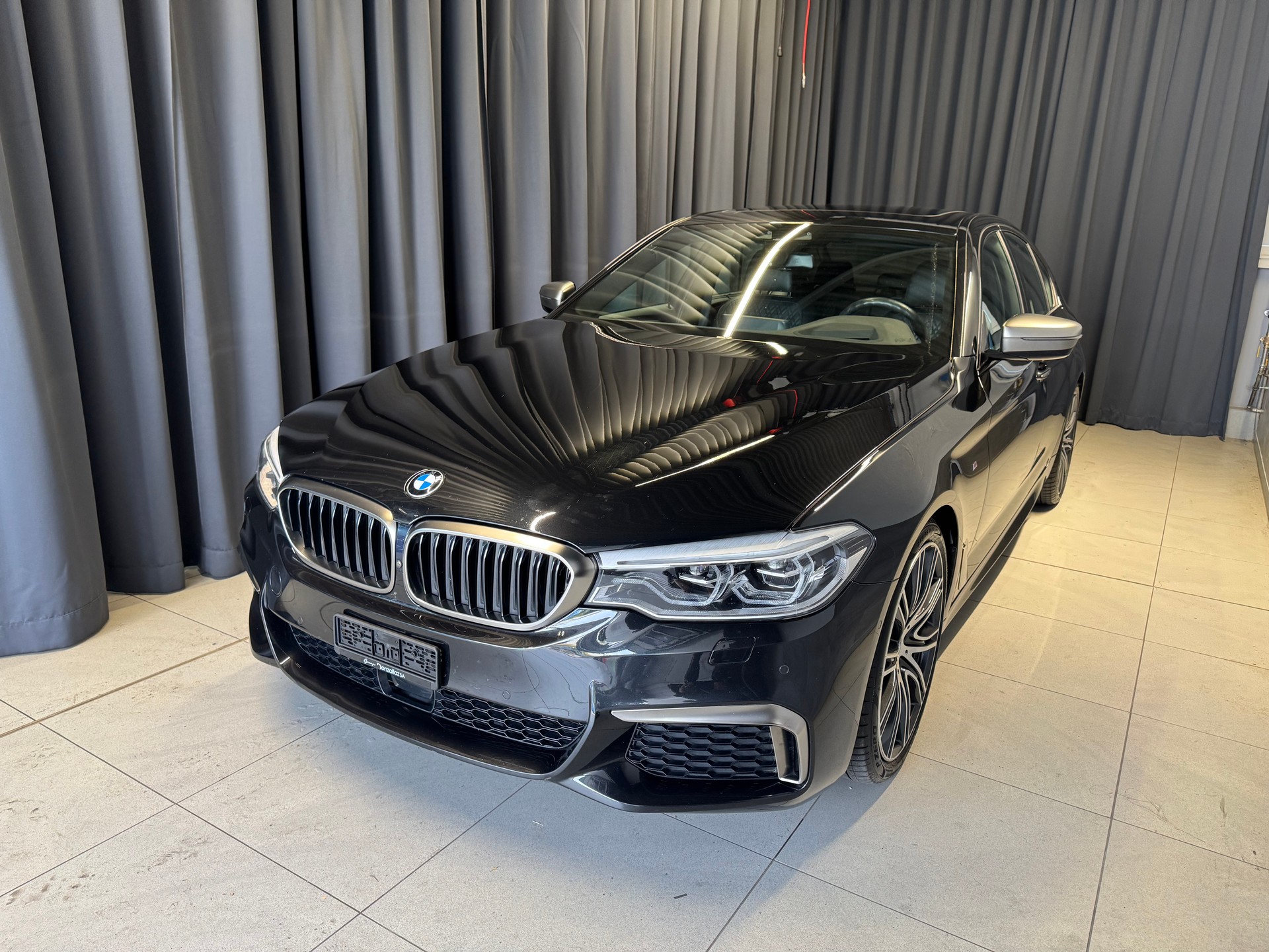 BMW M550i xDrive Steptronic(11)(M)-image-2