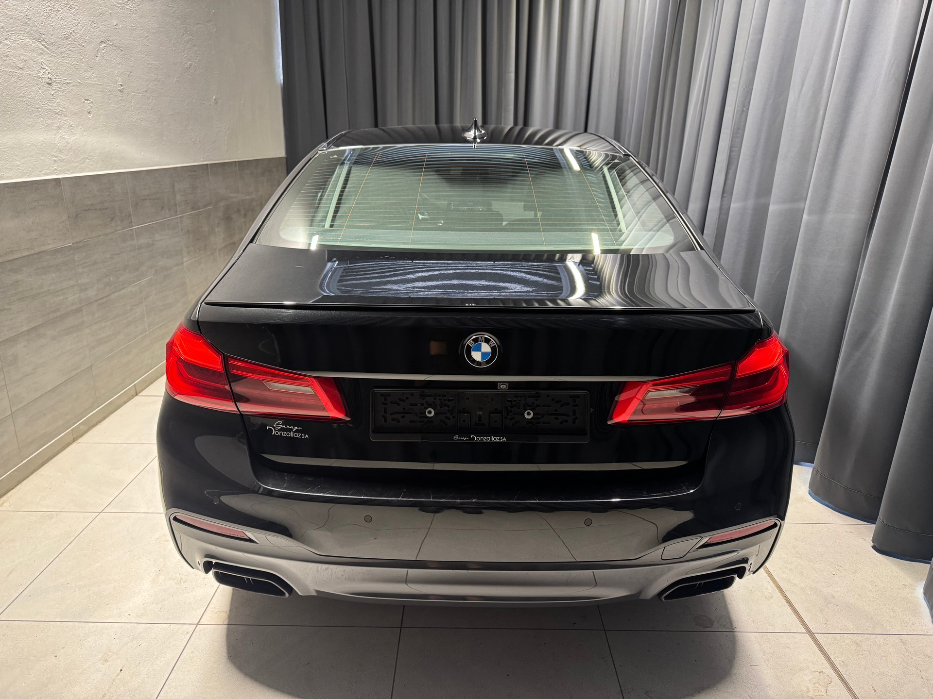 BMW M550i xDrive Steptronic(11)(M)-image-4