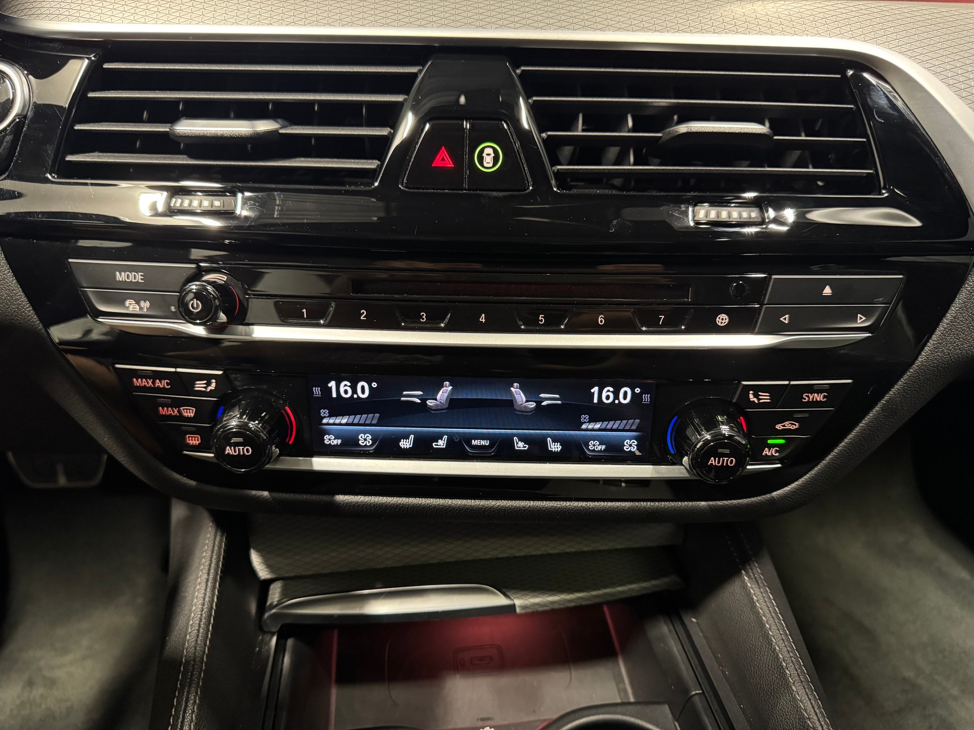 BMW M550i xDrive Steptronic(11)(M)-image-18