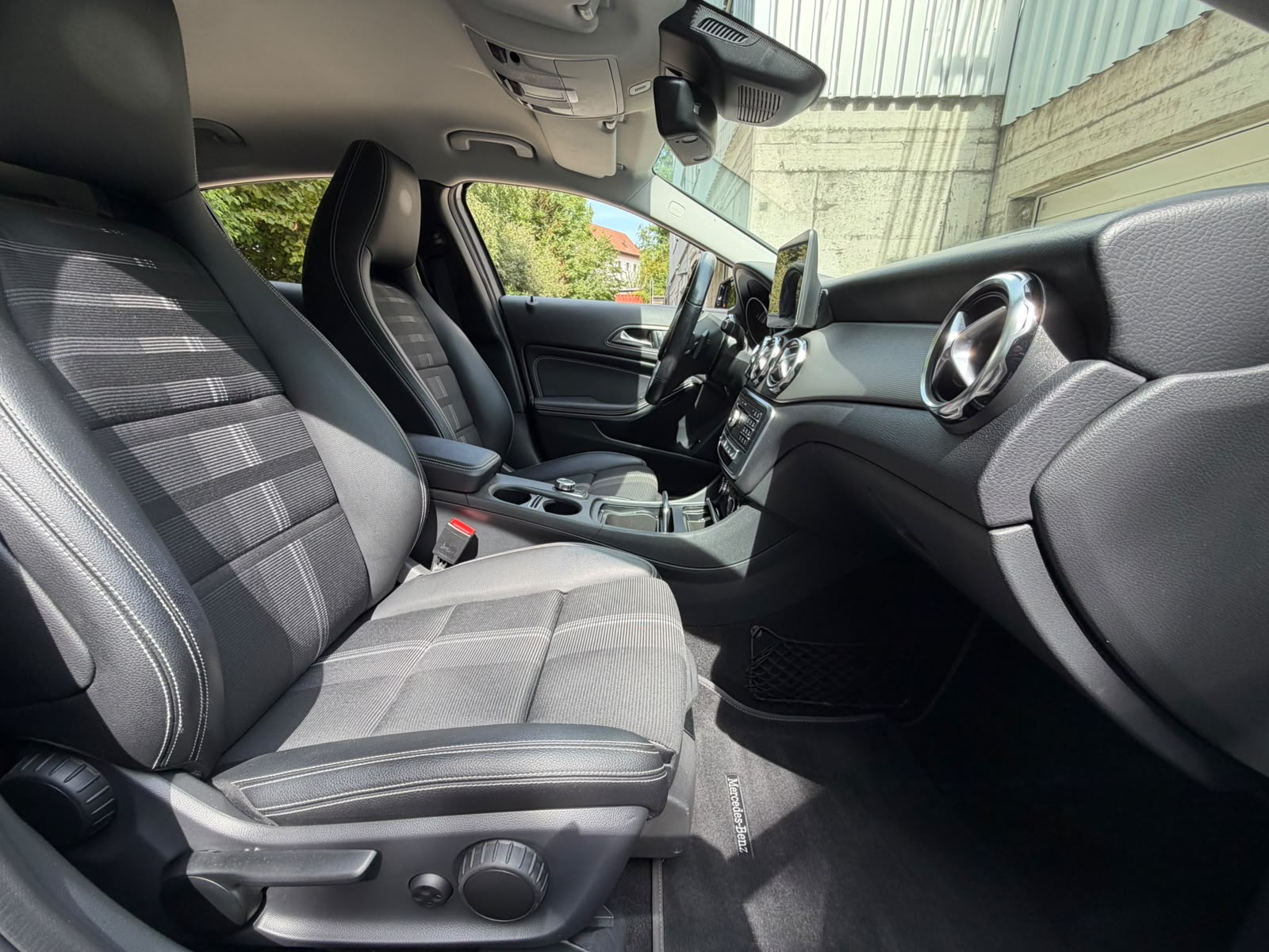 MERCEDES-BENZ GLA 200 Night Star 7G-DCT-image-16