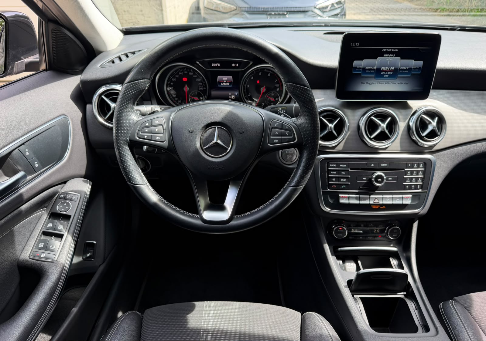 MERCEDES-BENZ GLA 200 Night Star 7G-DCT-image-21