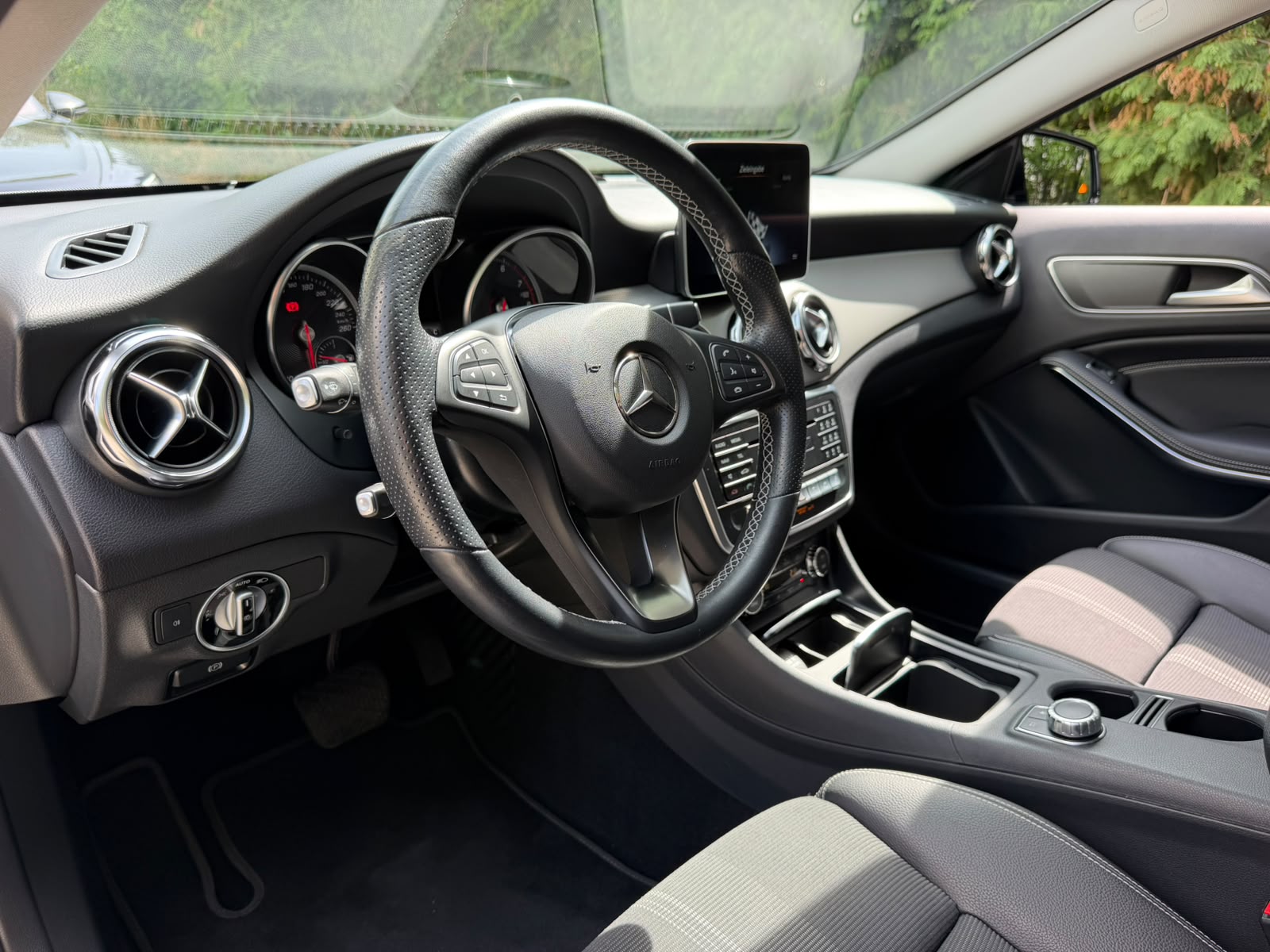 MERCEDES-BENZ GLA 200 Night Star 7G-DCT-image-10