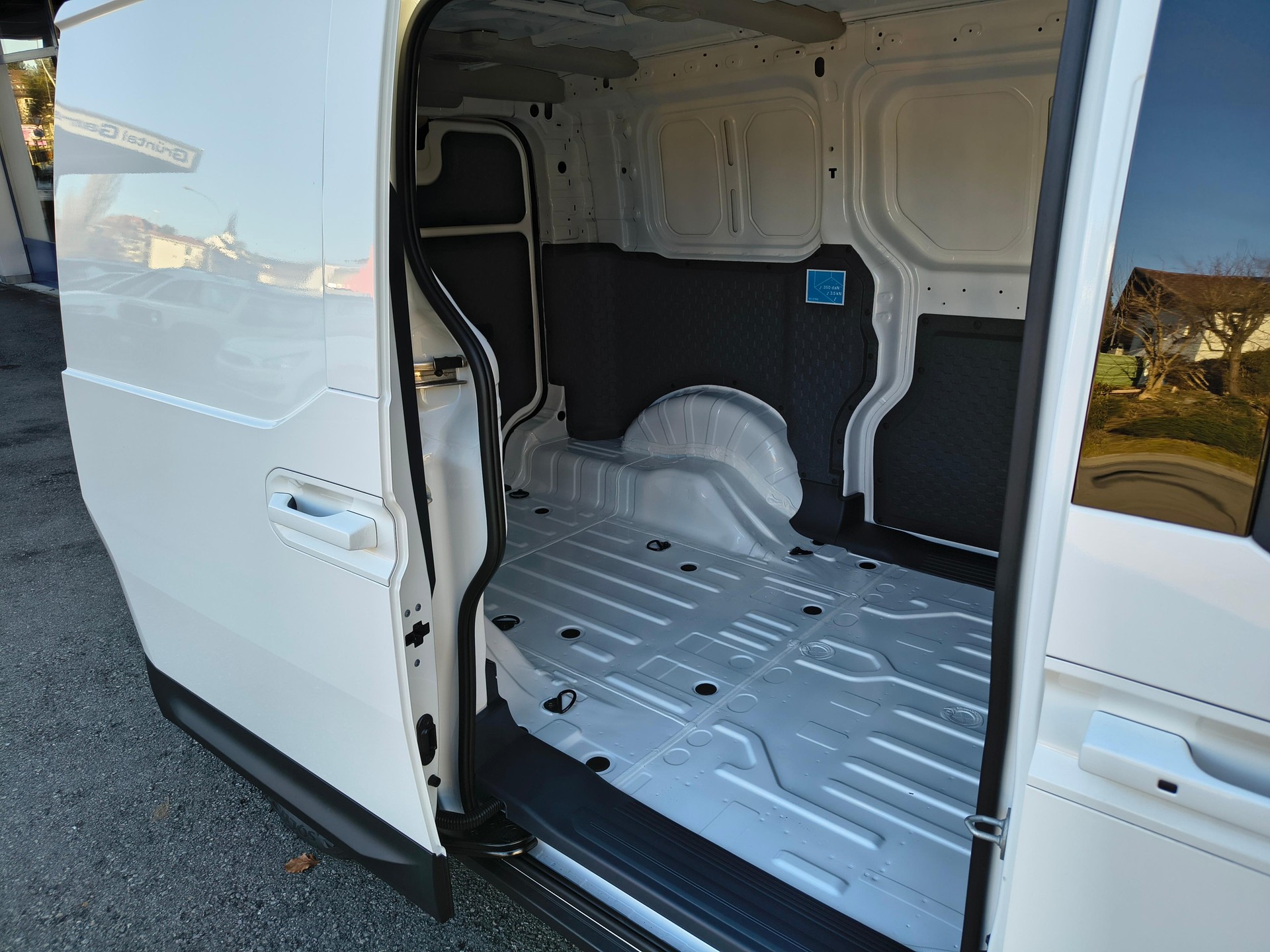 KIA PV5 Cargo 71.2 kWh Plus-image-6