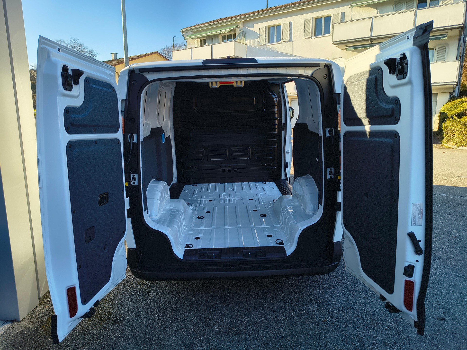 KIA PV5 Cargo 71.2 kWh Plus-image-7