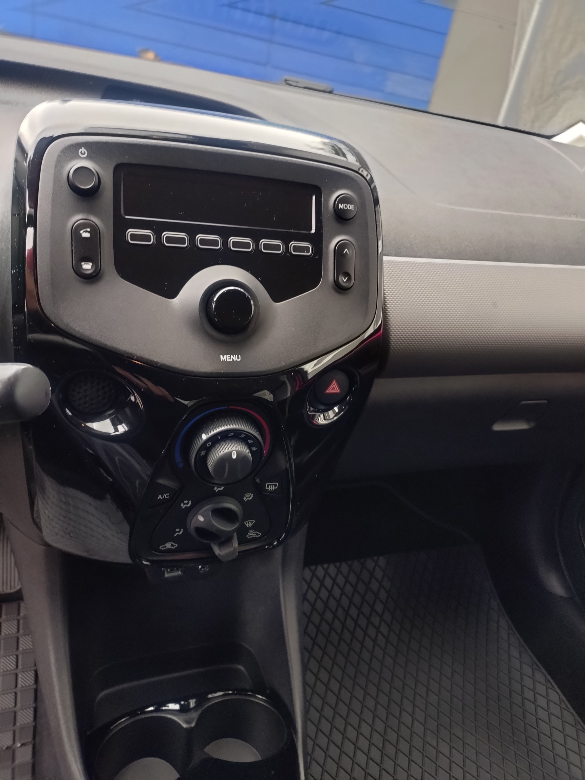 PEUGEOT 108 e-1.0 VTi Stop&Start Style Top-image-8