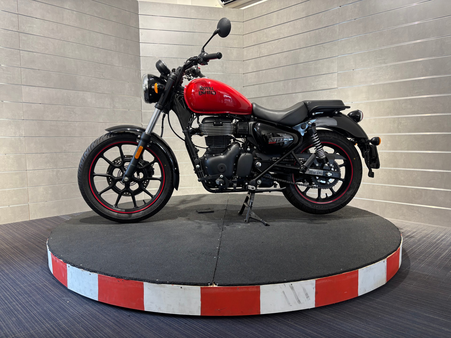 ROYAL ENFIELD Meteor Fireball-showroom-element-1