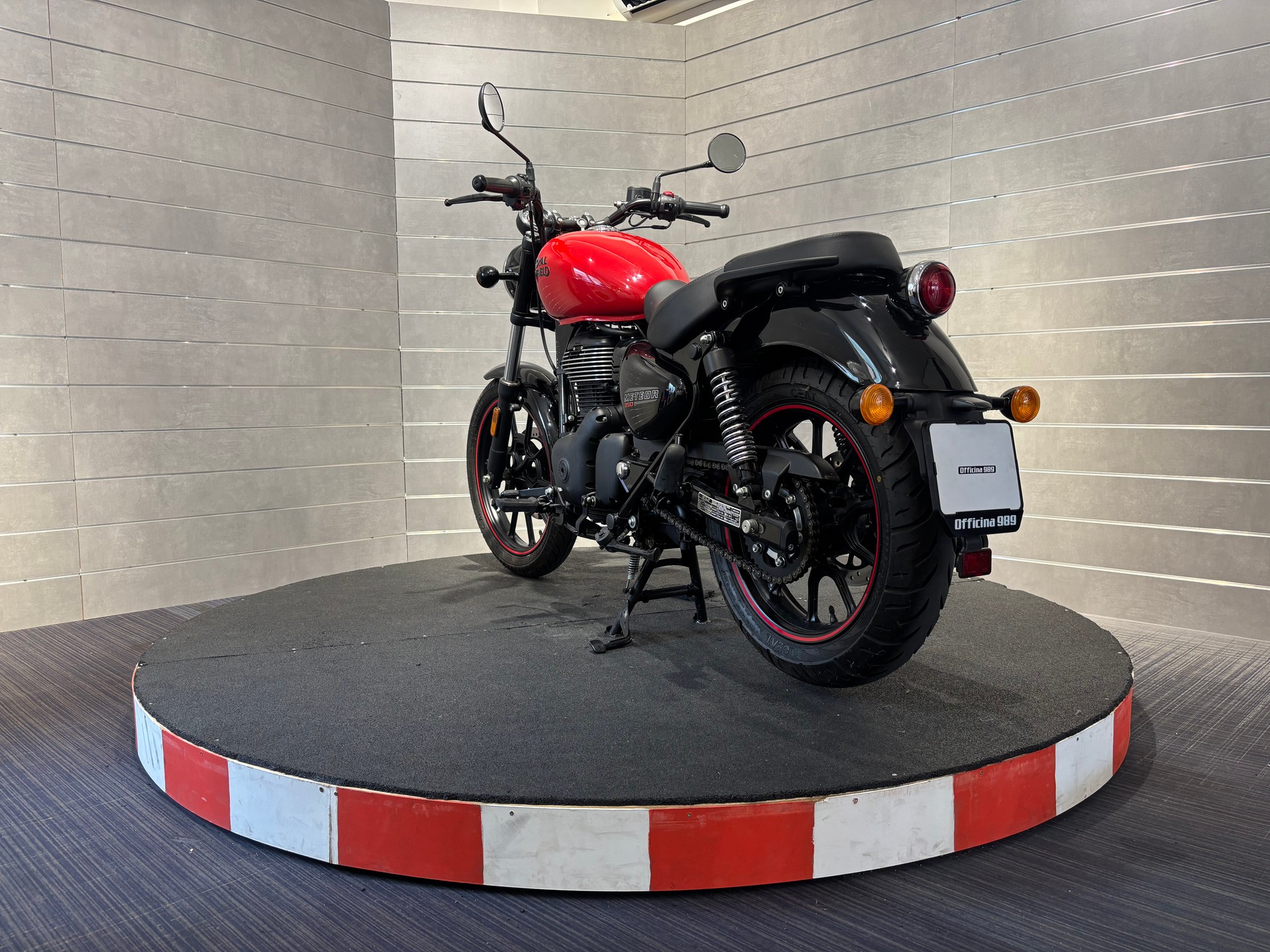 ROYAL ENFIELD Meteor Fireball-showroom-element-3