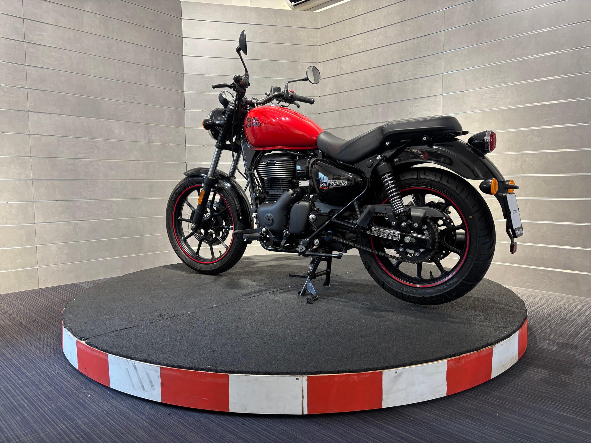 ROYAL ENFIELD Meteor Fireball-showroom-element-2