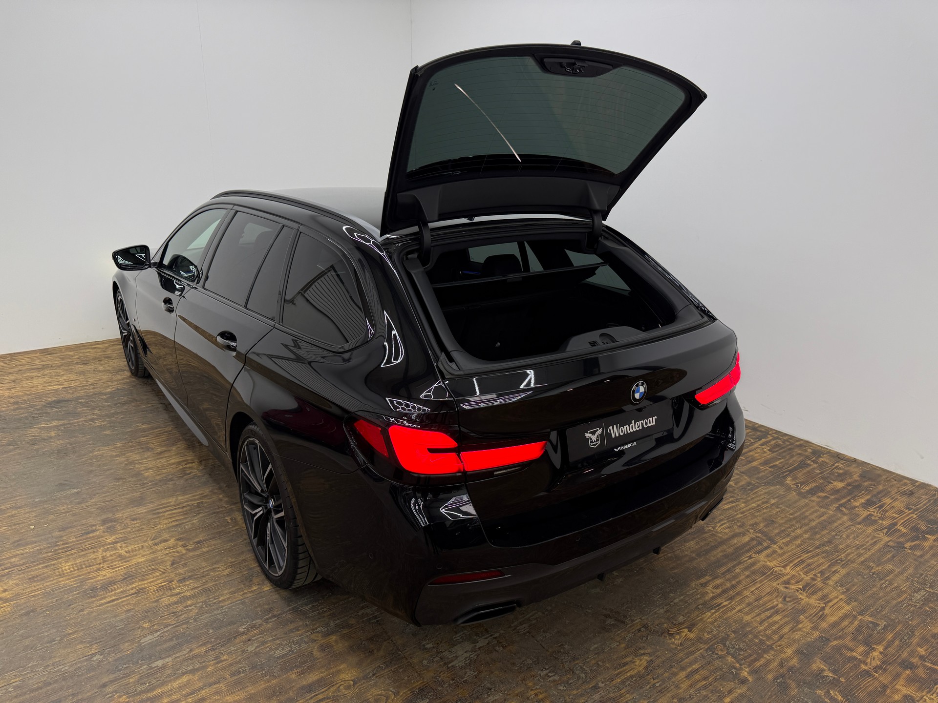 BMW 540d xDrive 48V Touring M Sport Steptronic-image-23