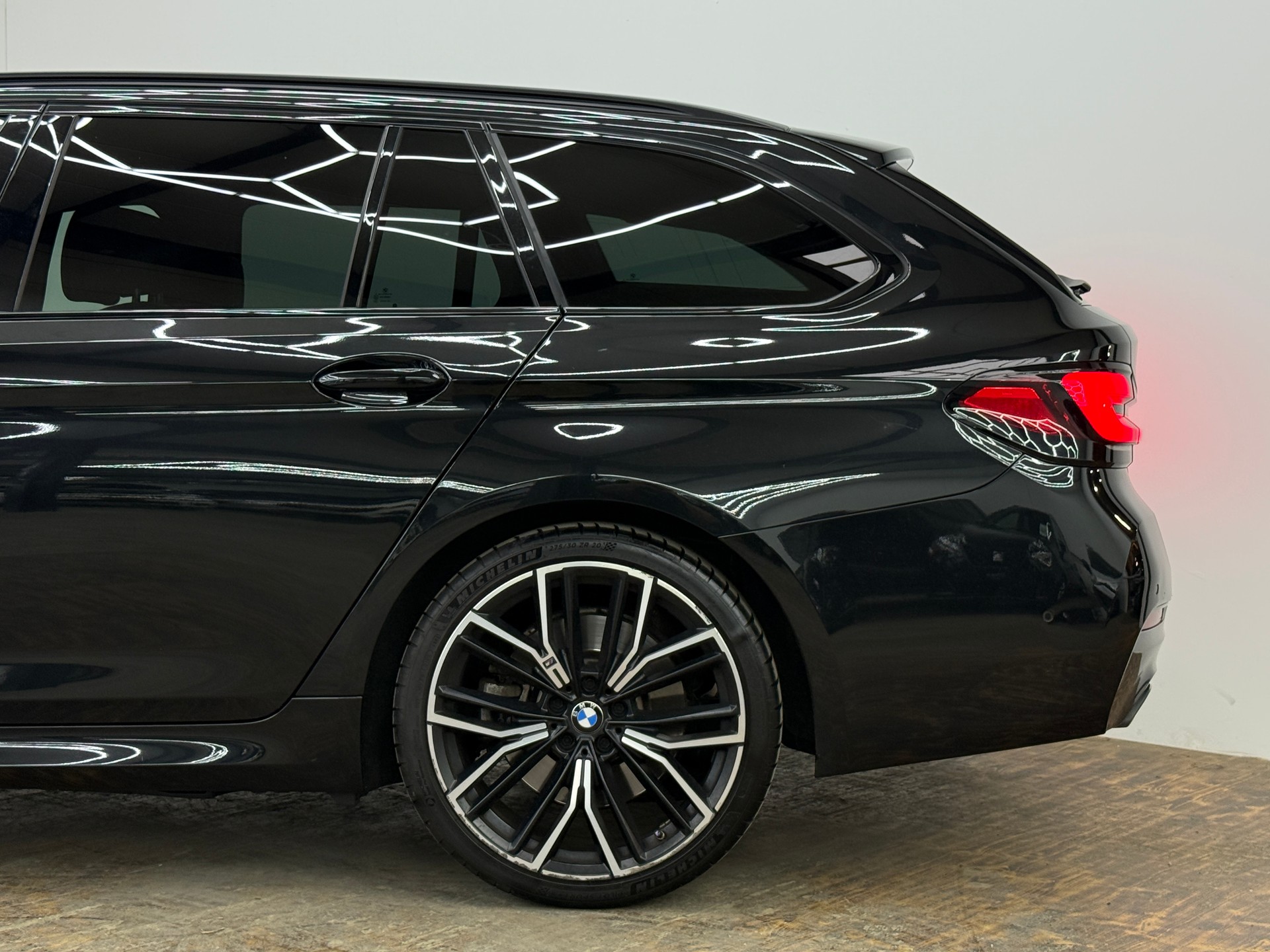 BMW 540d xDrive 48V Touring M Sport Steptronic-image-7