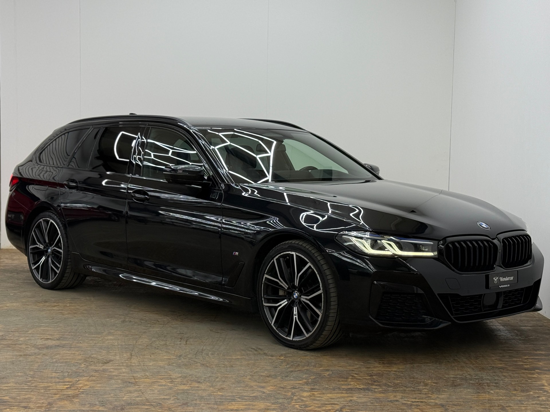 BMW 540d xDrive 48V Touring M Sport Steptronic-image-0