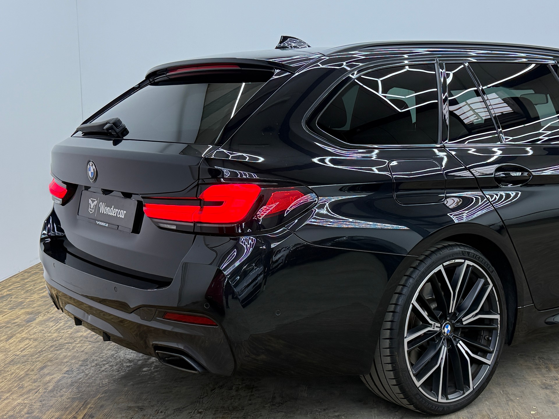 BMW 540d xDrive 48V Touring M Sport Steptronic-image-13