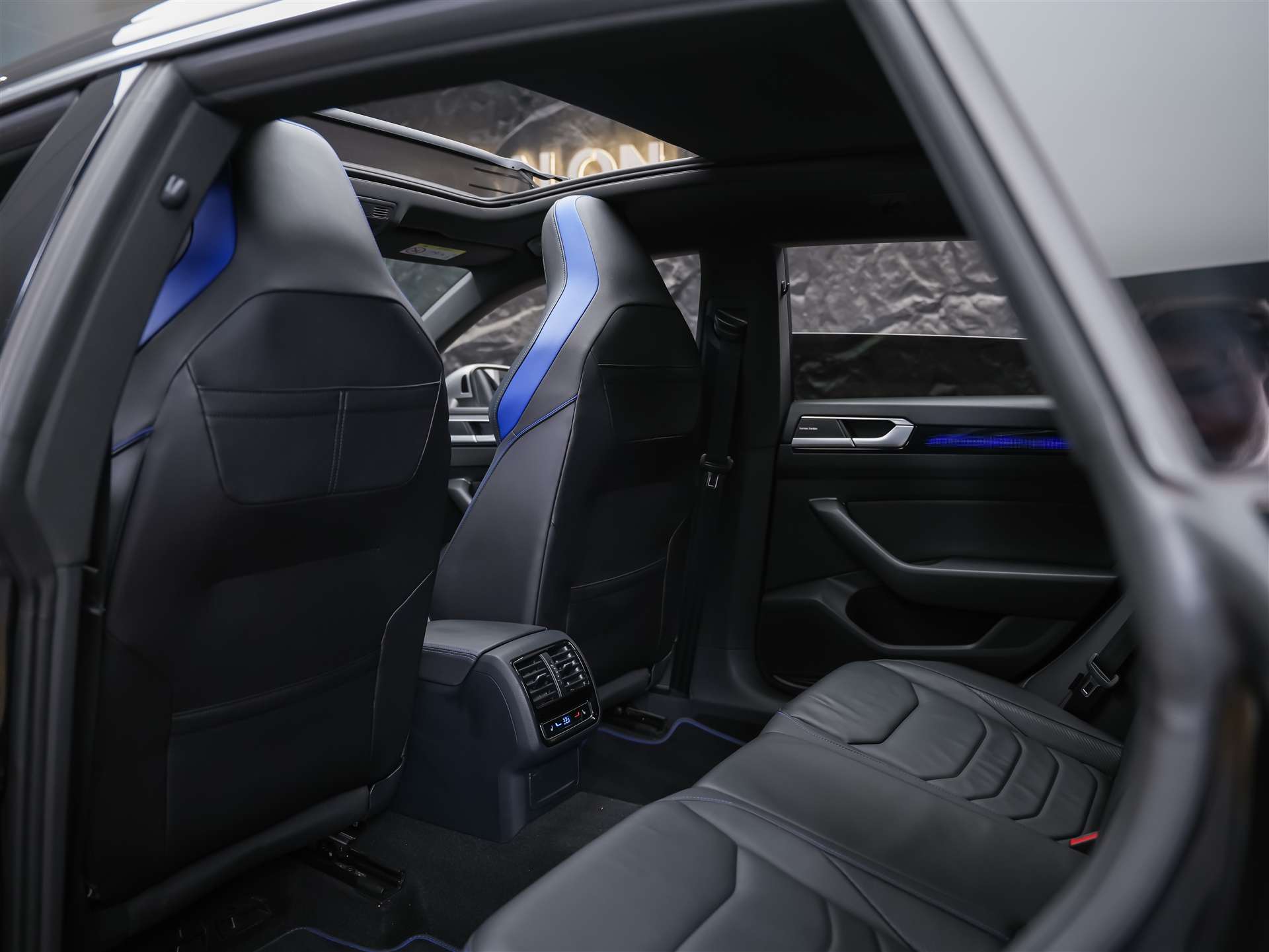 VW Arteon SB 2.0 TSI R 4Motion DSG *Panorama*Massage*Voll Leder*AHK*-image-12