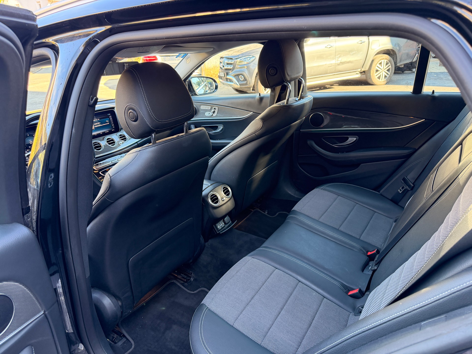 MERCEDES-BENZ E 220 d Avantgarde 4Matic 9G-Tronic-image-10