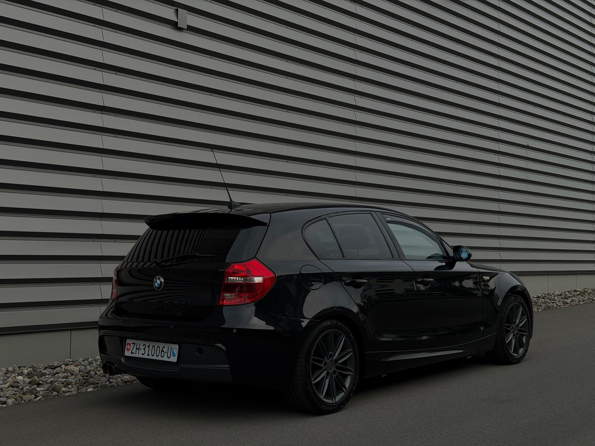 BMW 130i-image-2