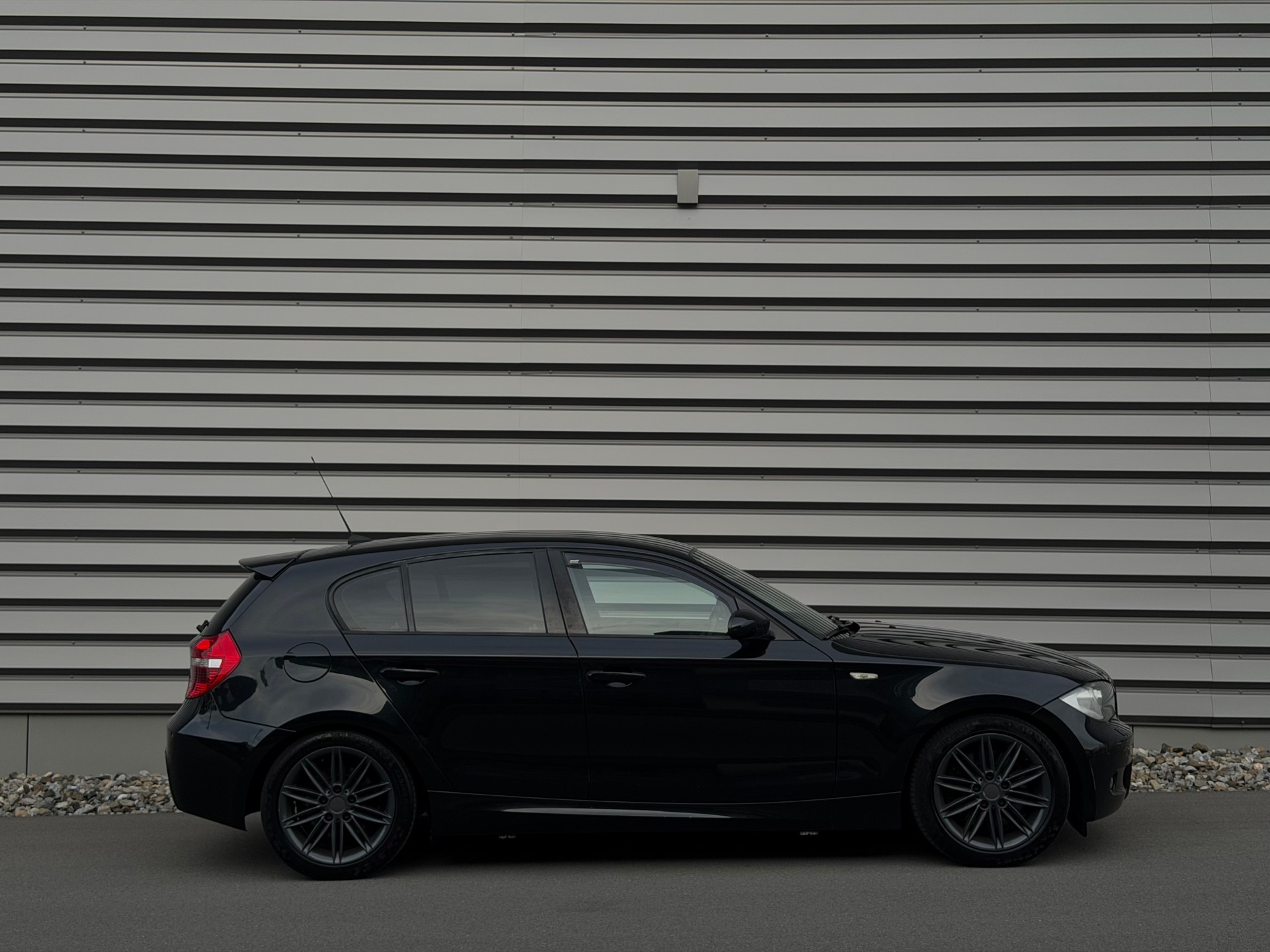 BMW 130i-image-1