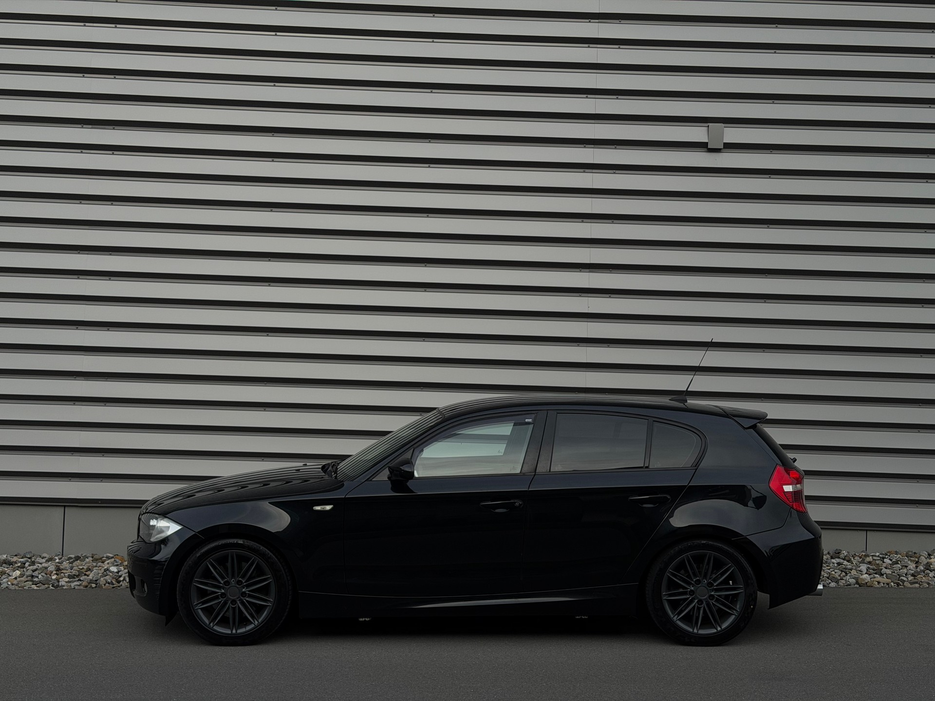 BMW 130i-image-4