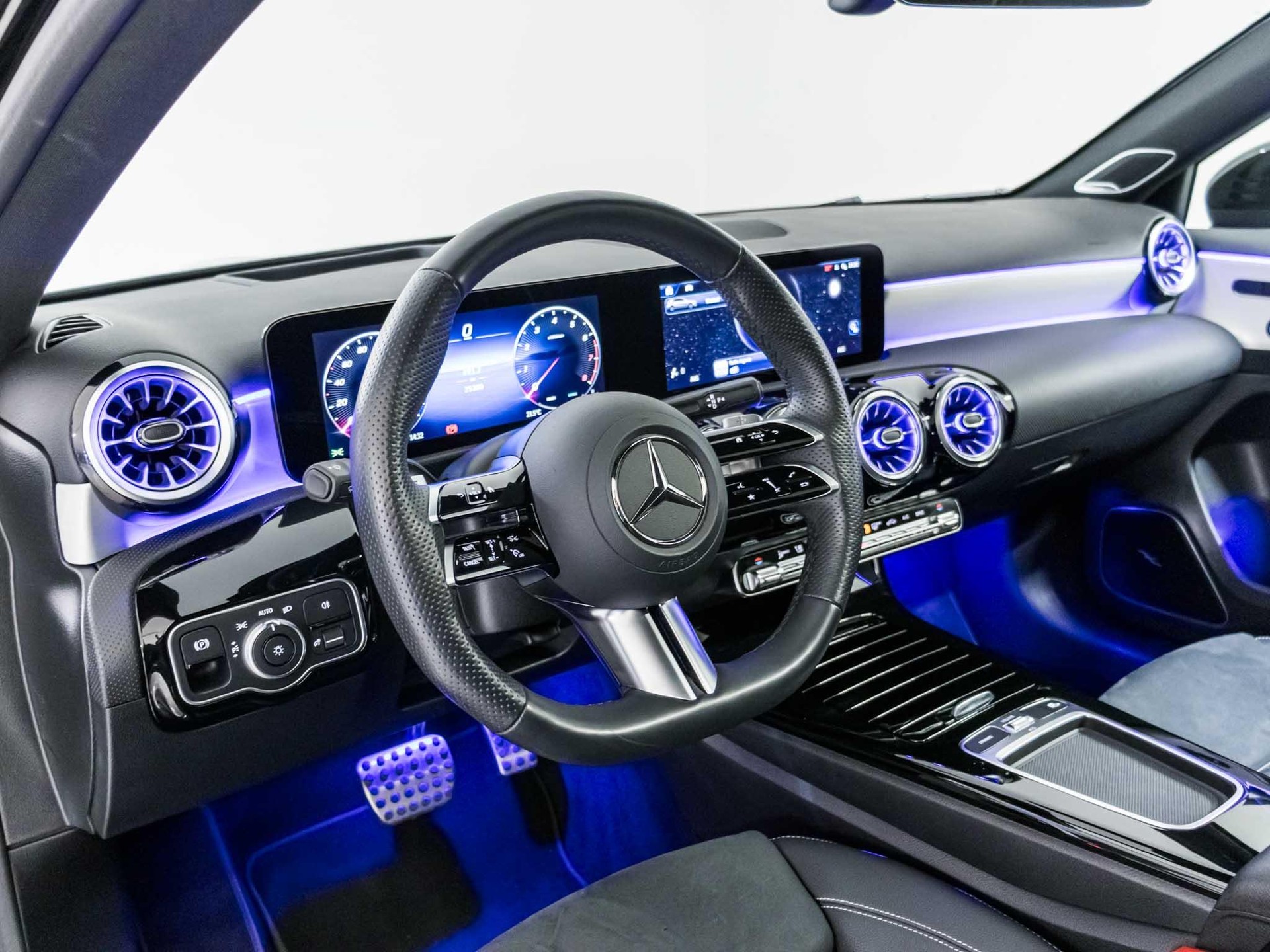MERCEDES-BENZ A 220 4MATIC-image-9