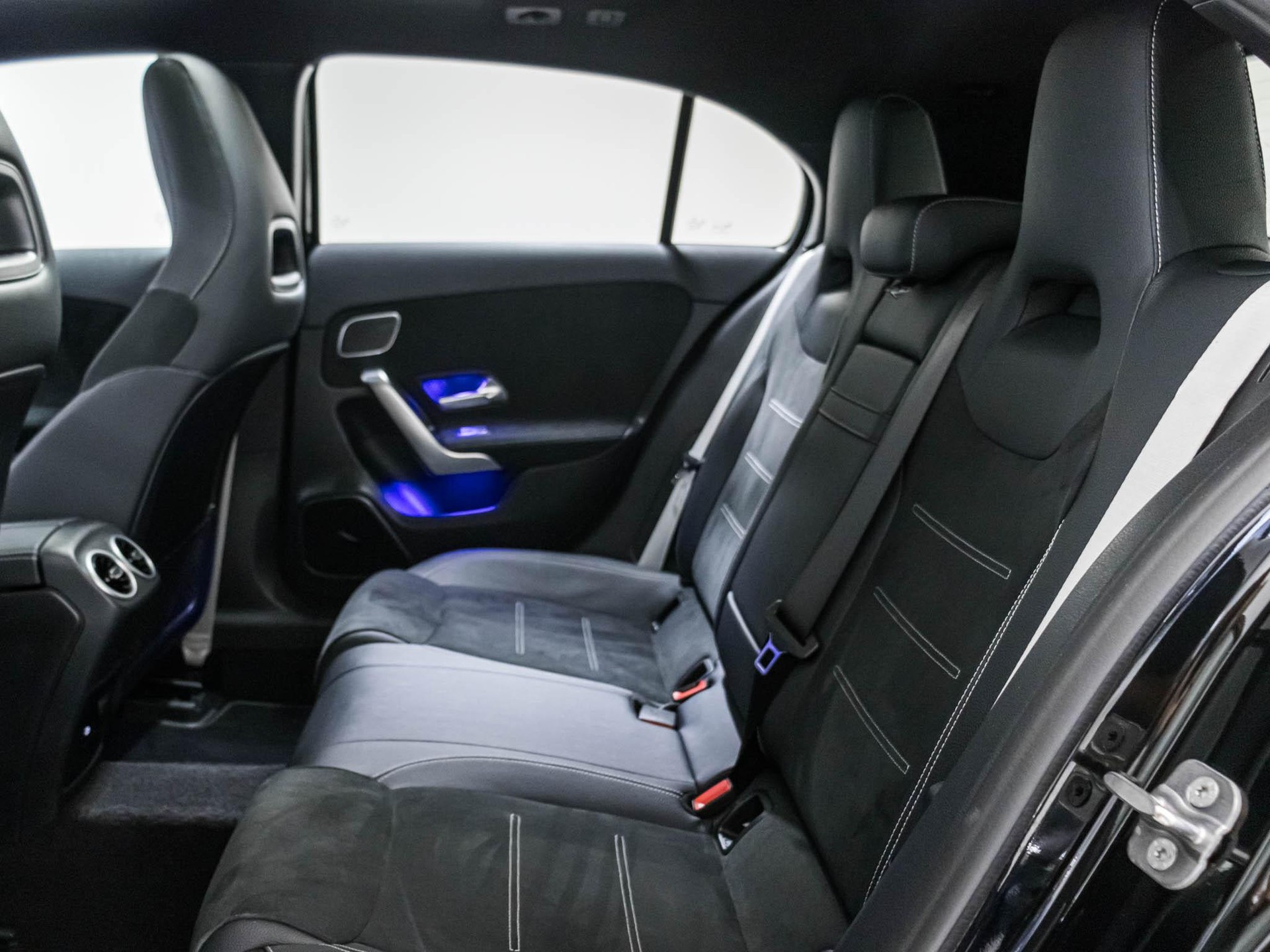 MERCEDES-BENZ A 220 4MATIC-image-7