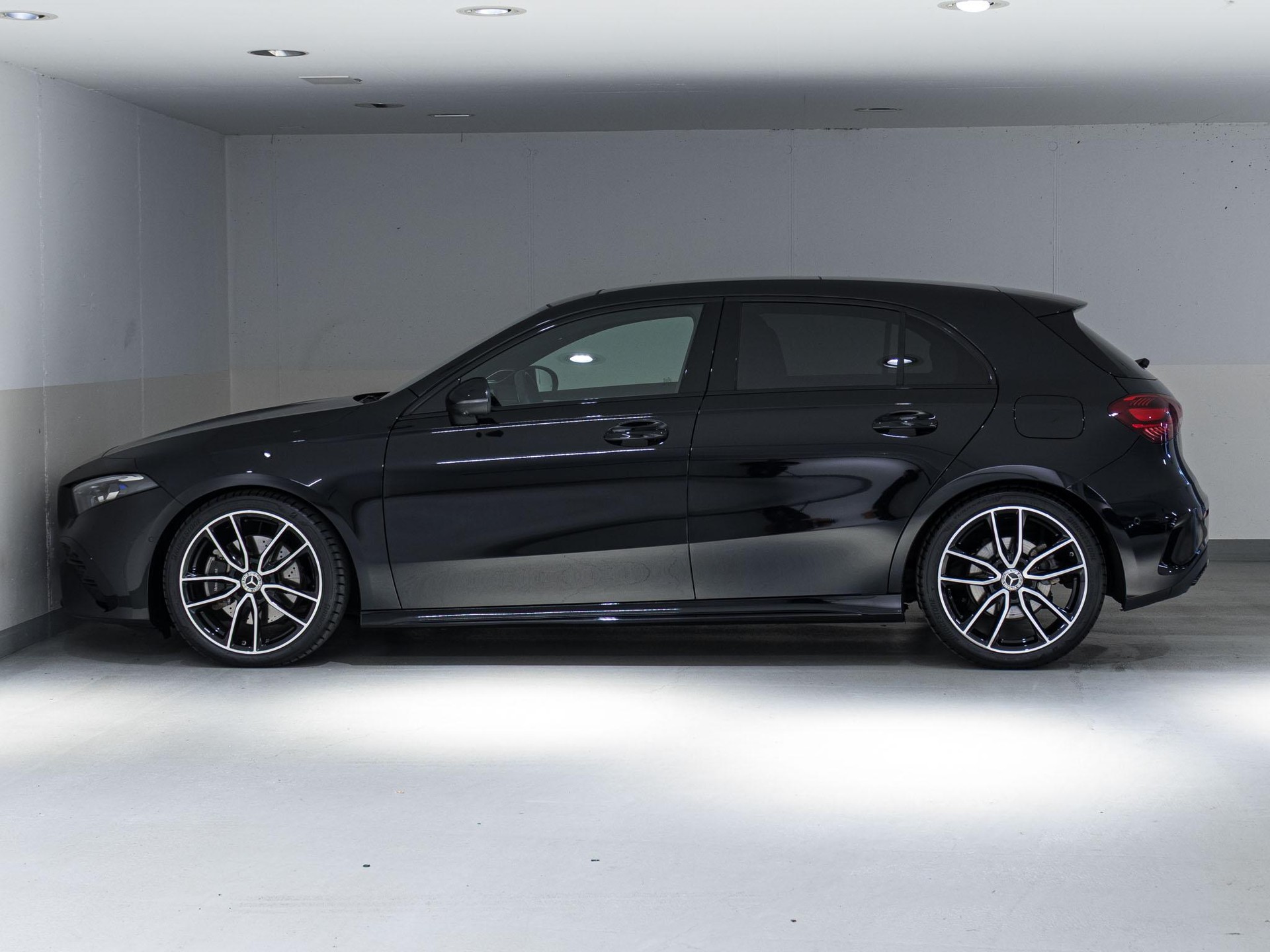 MERCEDES-BENZ A 220 4MATIC-image-4