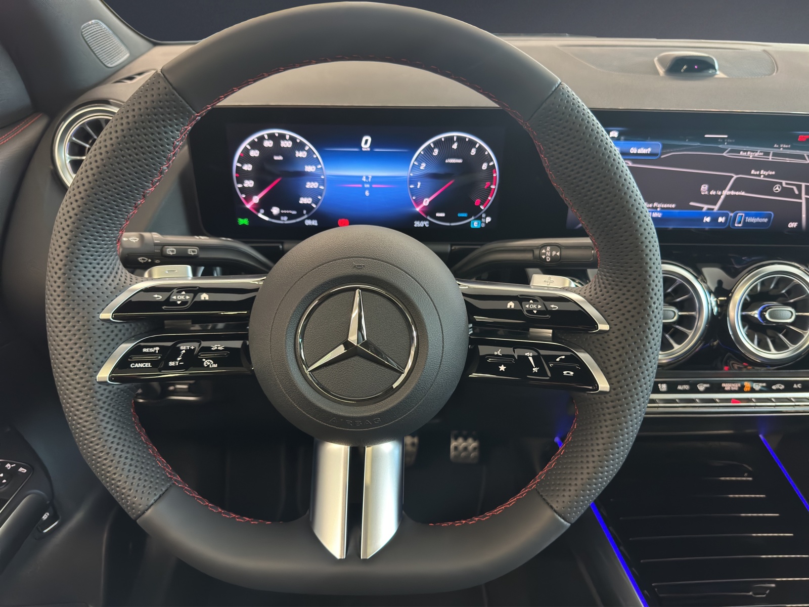 MERCEDES-BENZ GLA 220 4MATIC-image-9
