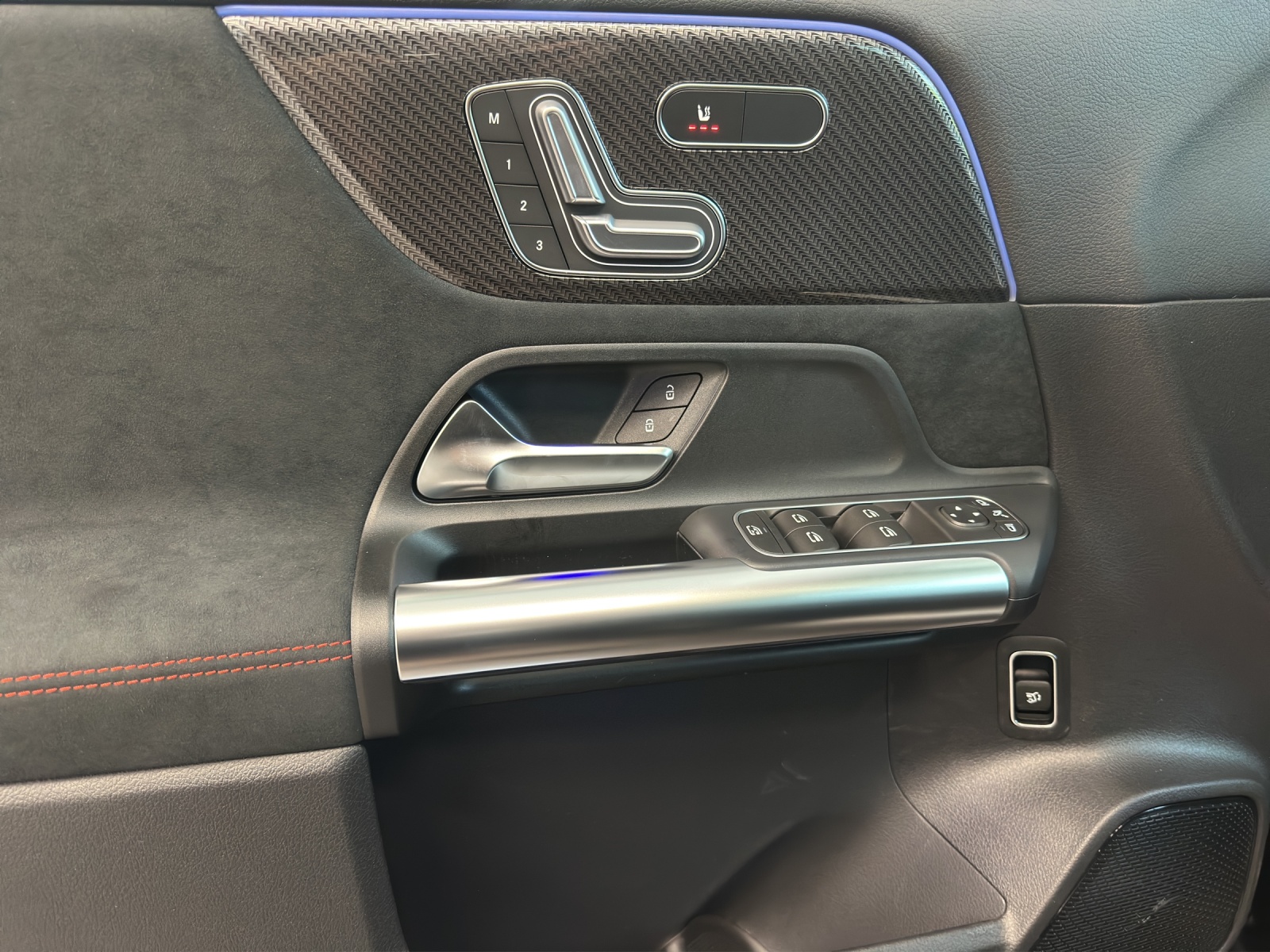 MERCEDES-BENZ GLA 220 4MATIC-image-5