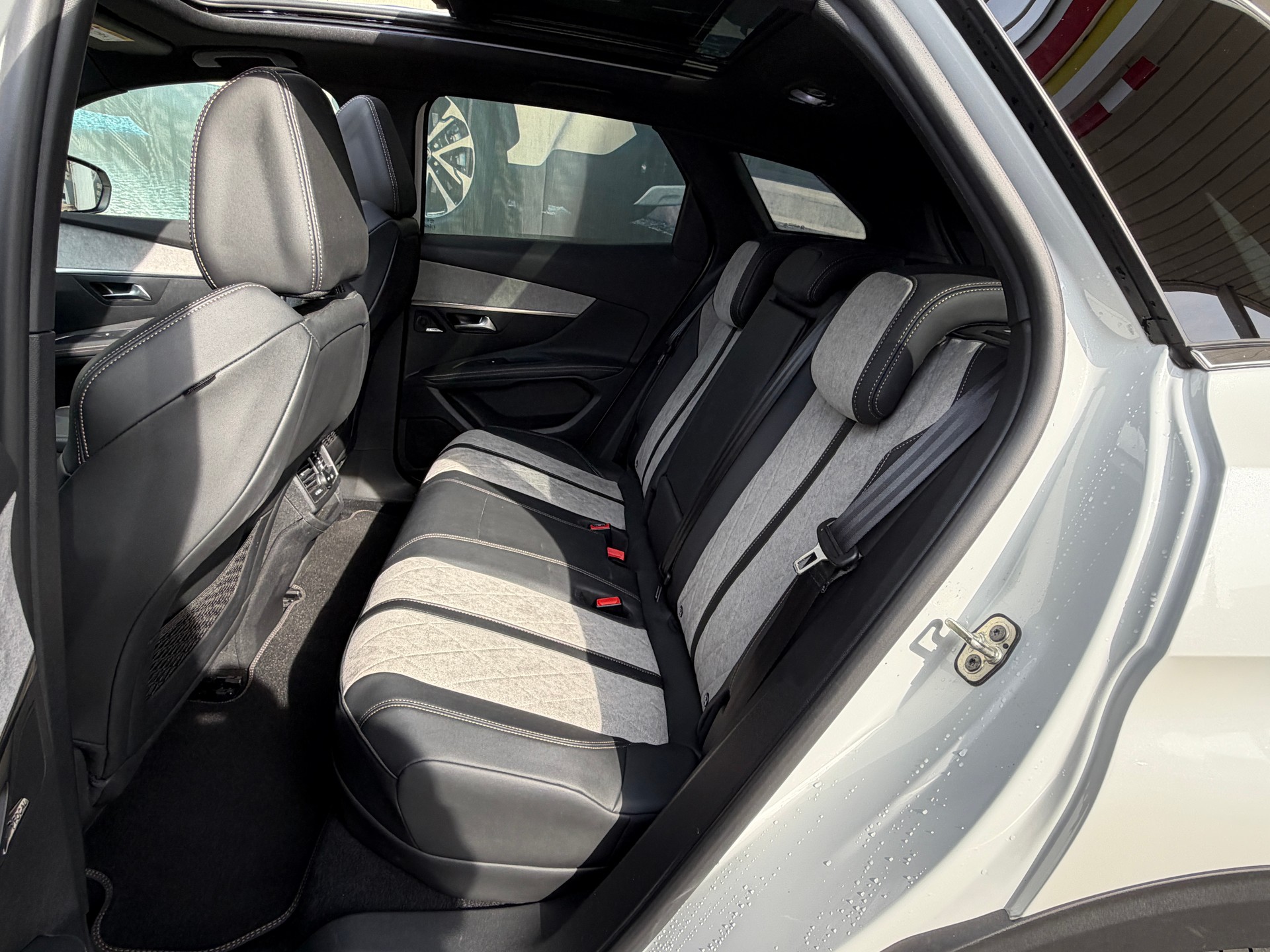 PEUGEOT 3008 300e Hybrid4 GT EAT8-image-8
