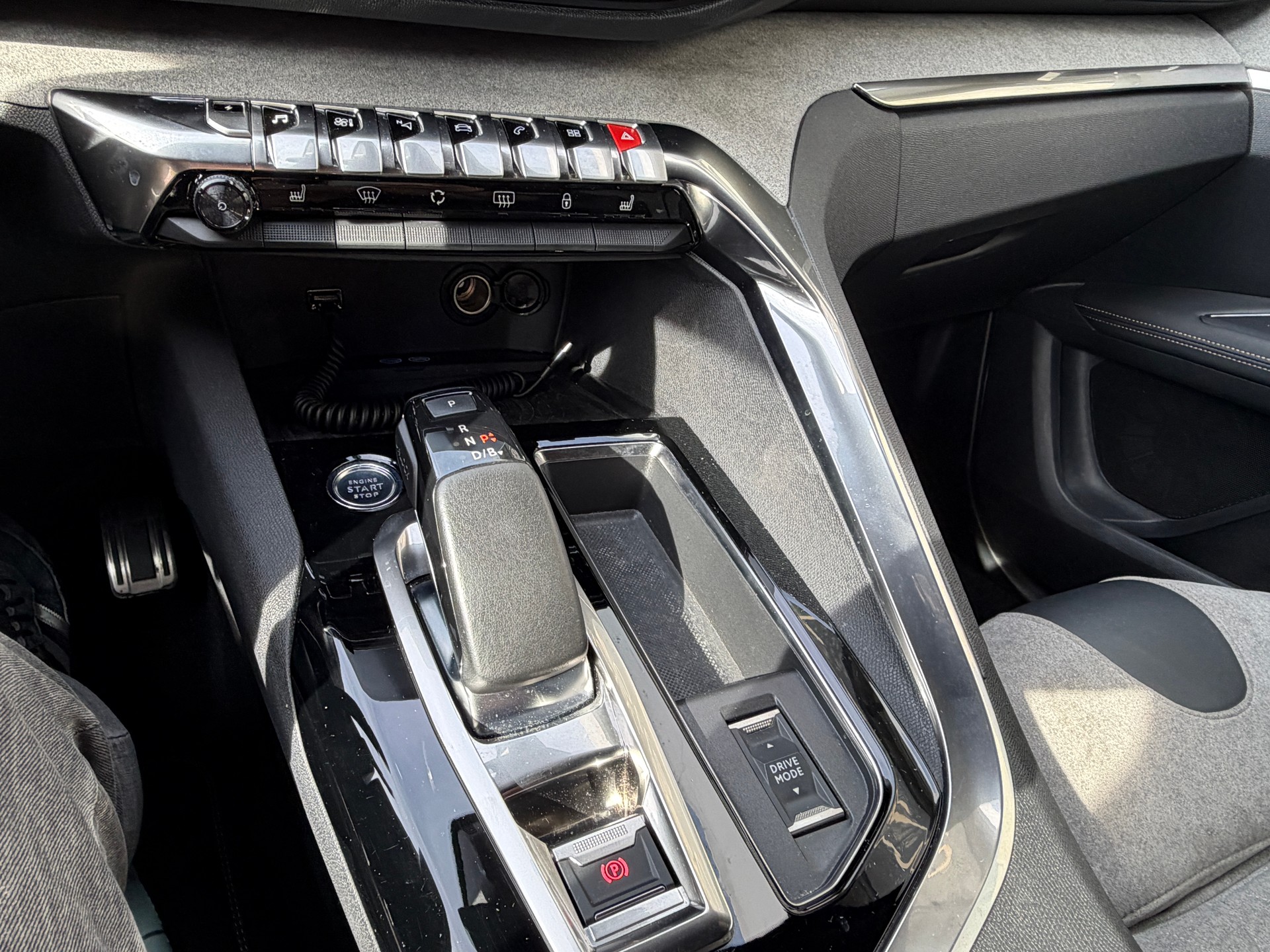 PEUGEOT 3008 300e Hybrid4 GT EAT8-image-21