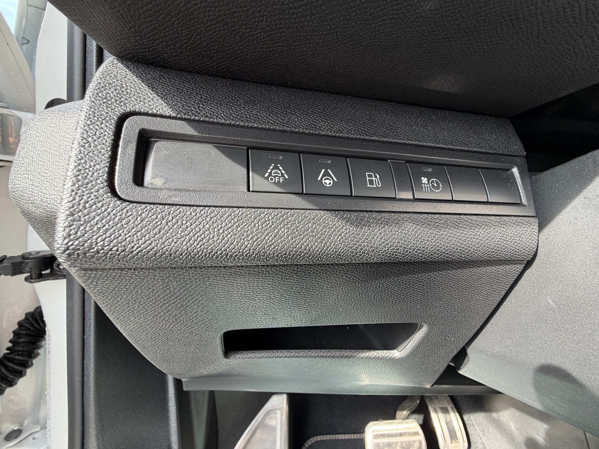 PEUGEOT 3008 300e Hybrid4 GT EAT8-image-15