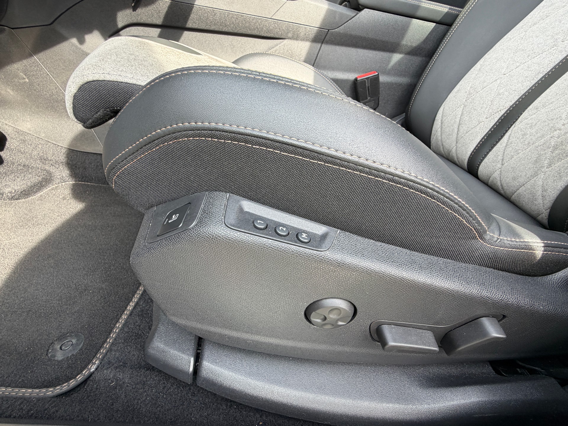 PEUGEOT 3008 300e Hybrid4 GT EAT8-image-14