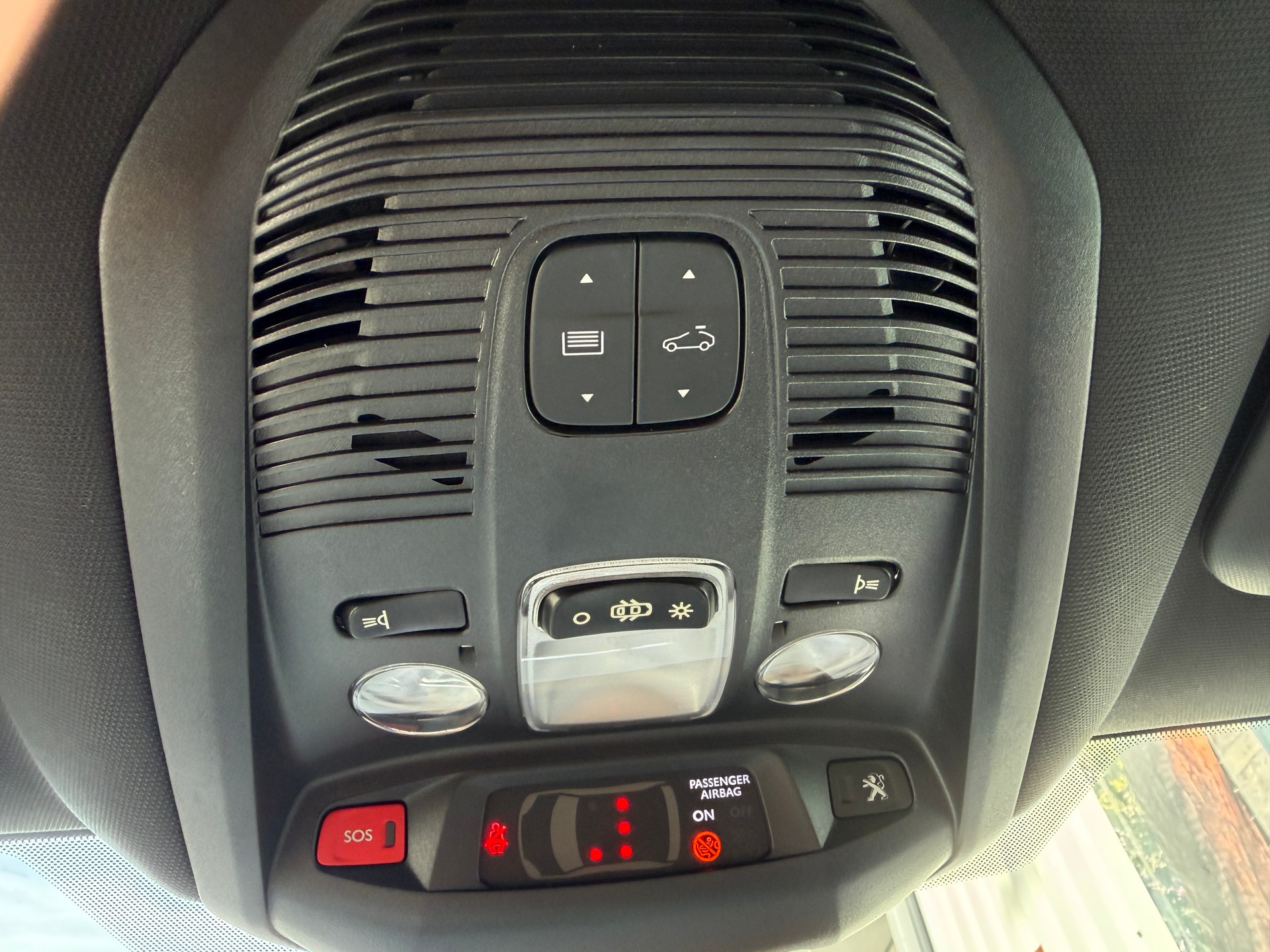 PEUGEOT 3008 300e Hybrid4 GT EAT8-image-23