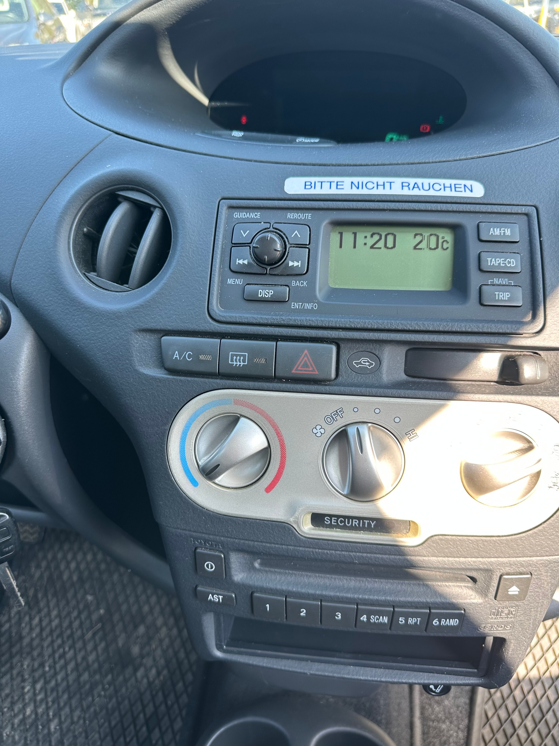 TOYOTA Yaris 1.3 Linea Sol-image-8