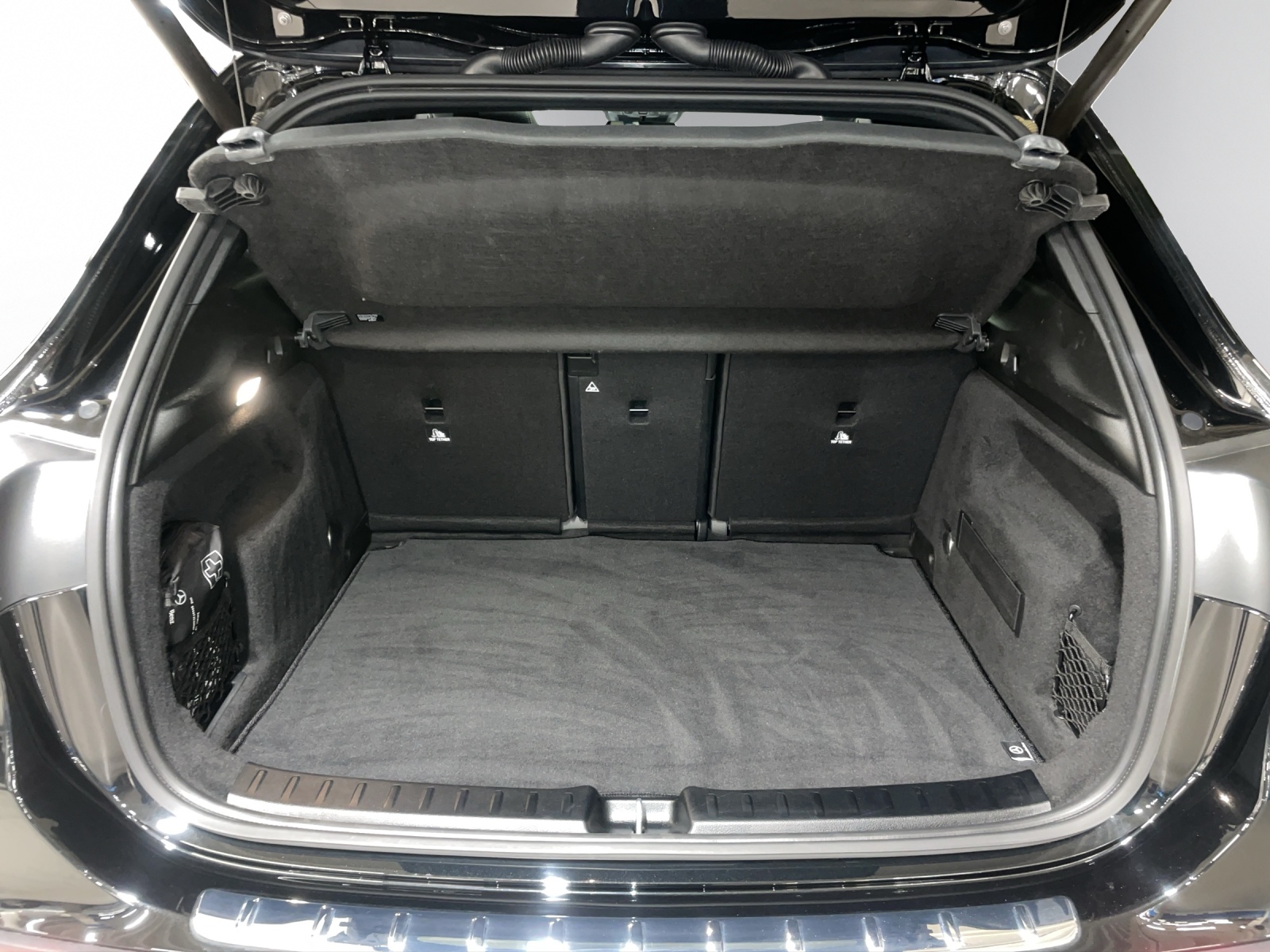 MERCEDES-BENZ GLA 250e AMG Line 8G-DCT-image-5