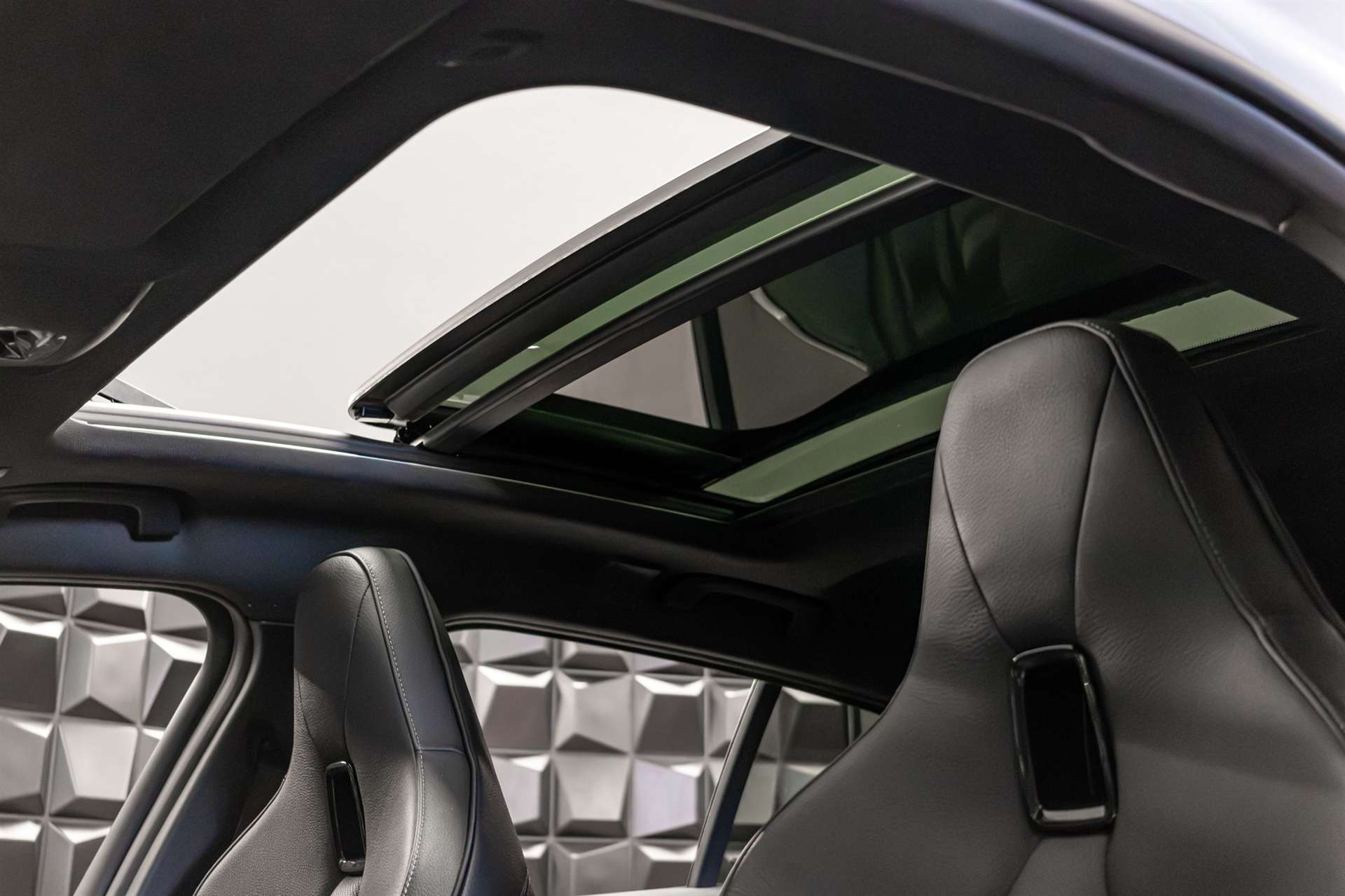 BMW M135i xDrive Steptronic-image-15