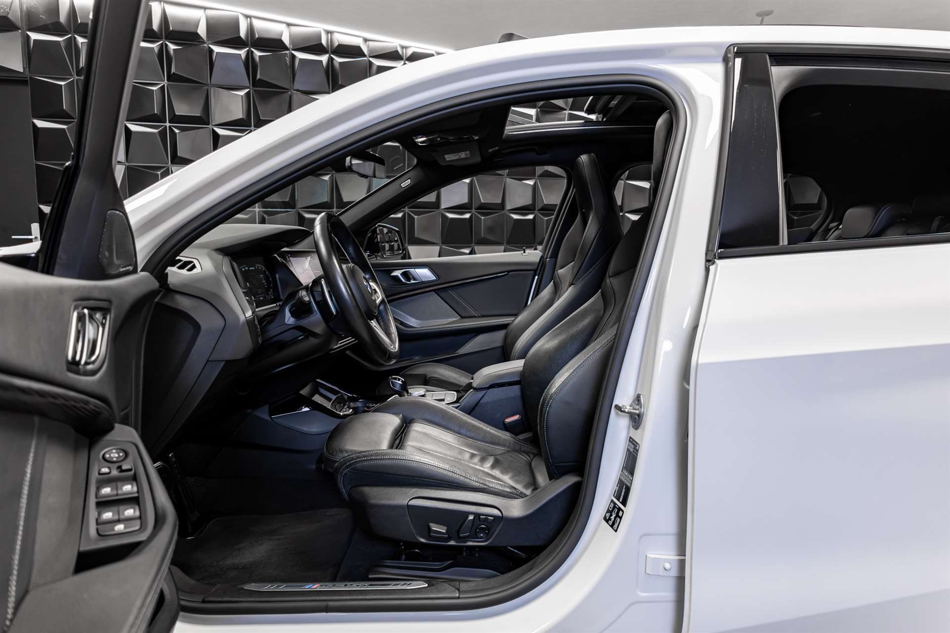 BMW M135i xDrive Steptronic-image-11