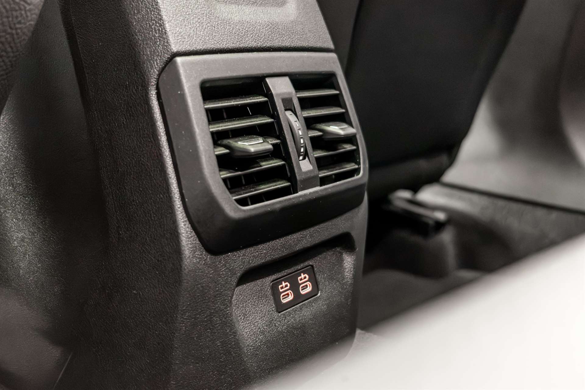 BMW M135i xDrive Steptronic-image-24