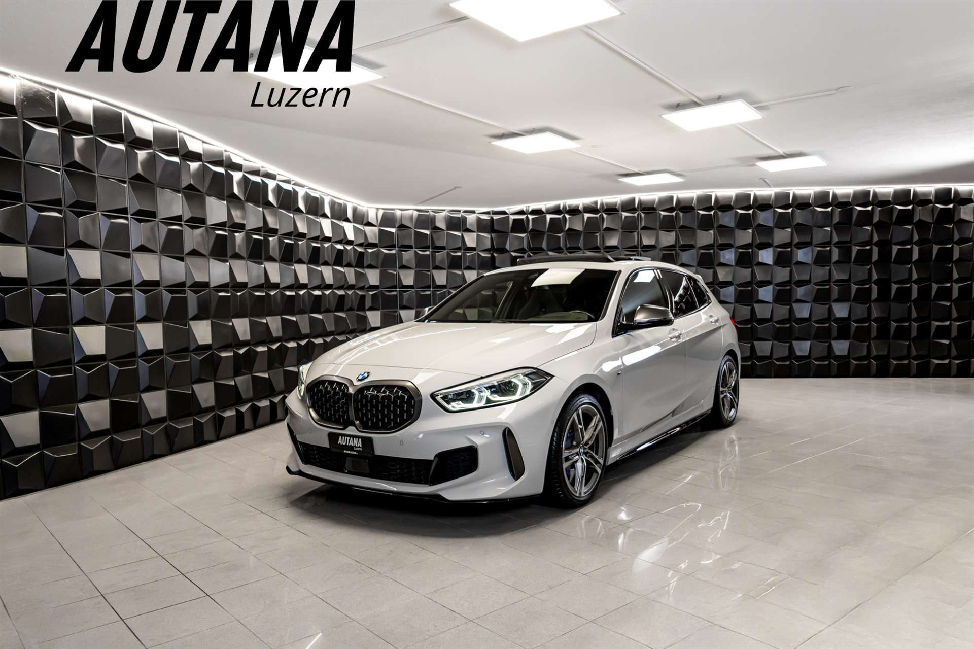 BMW M135i xDrive Steptronic-image-0