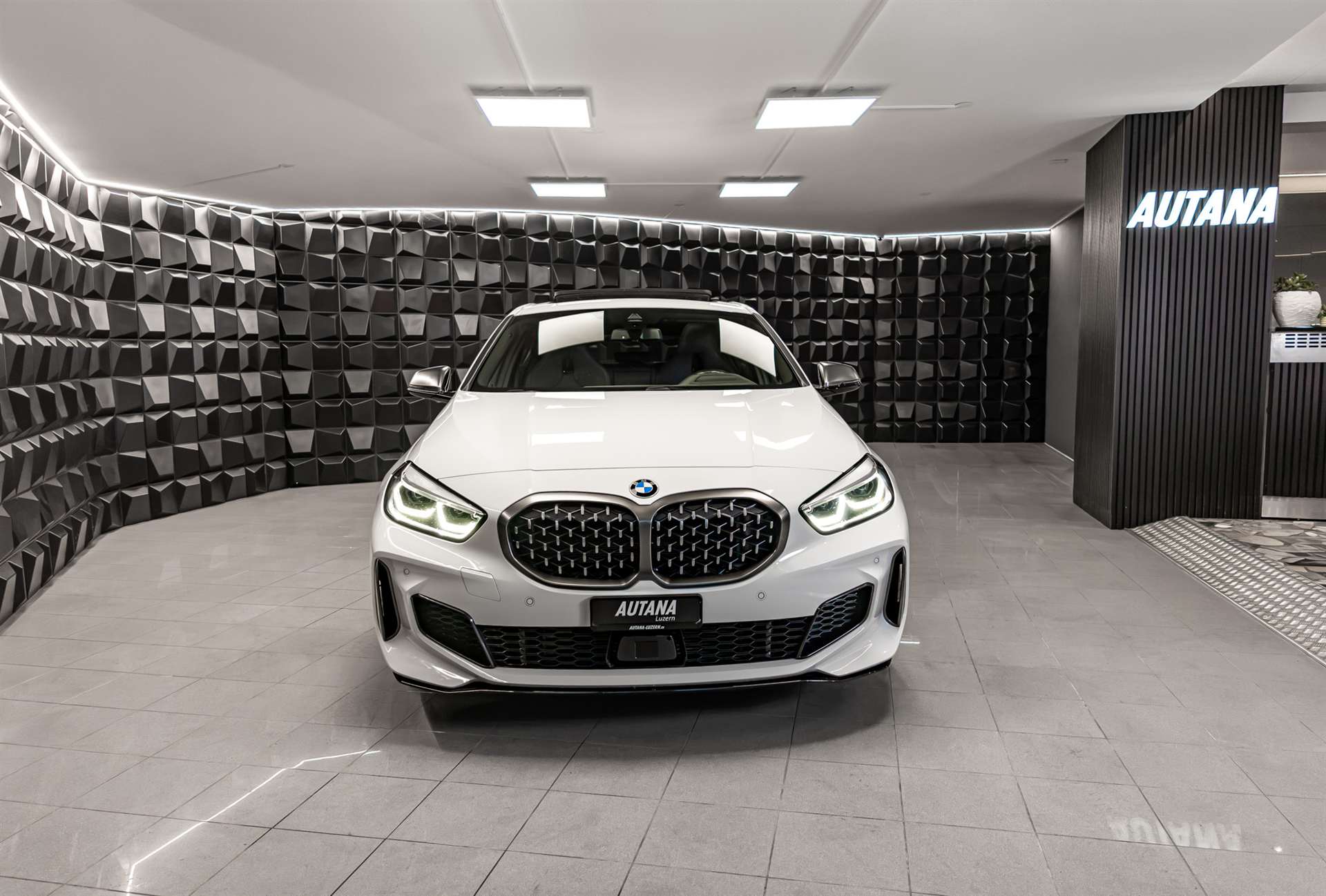 BMW M135i xDrive Steptronic-image-3