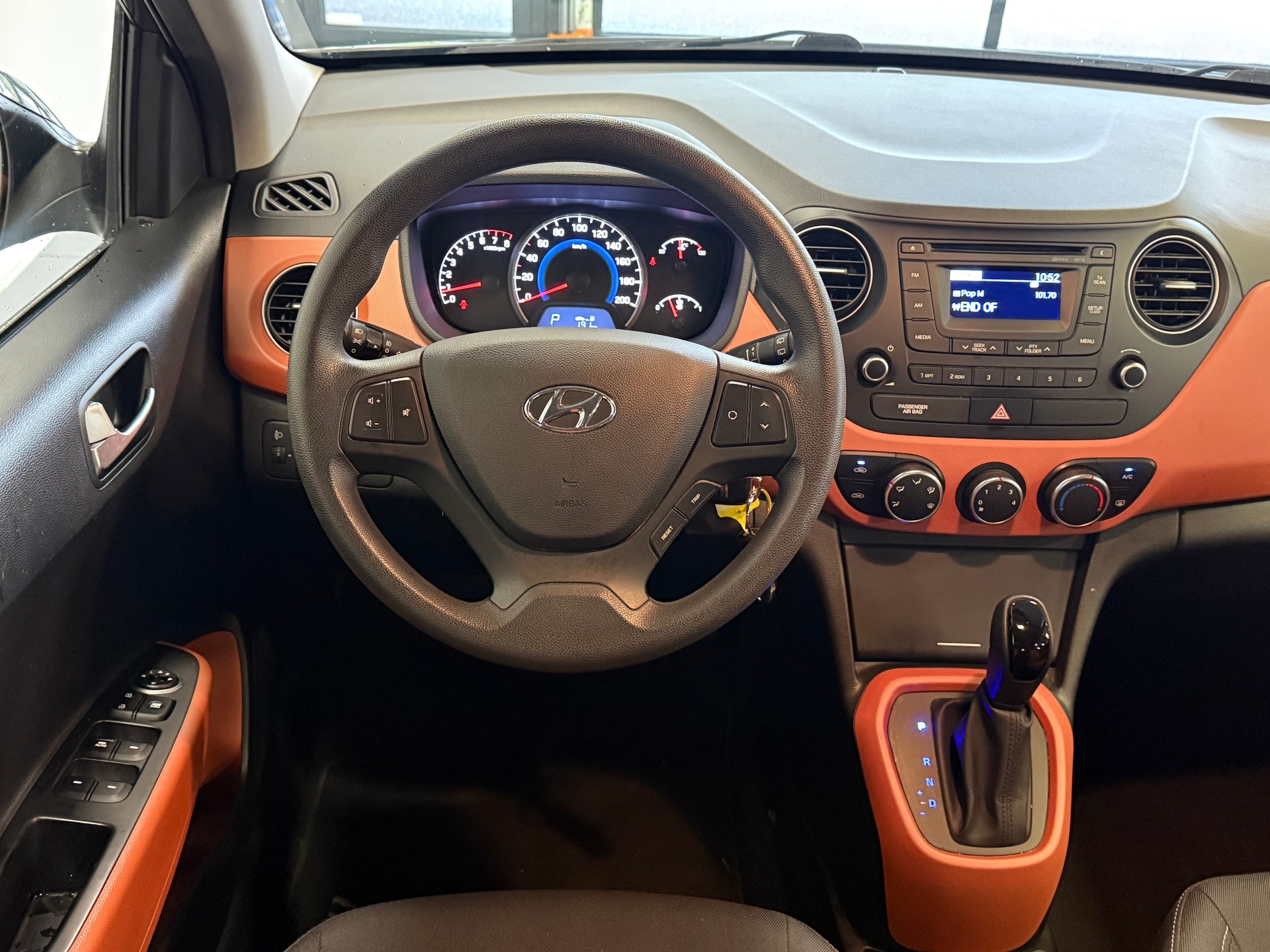 HYUNDAI i10 1.2 Amplia Automatic-image-4