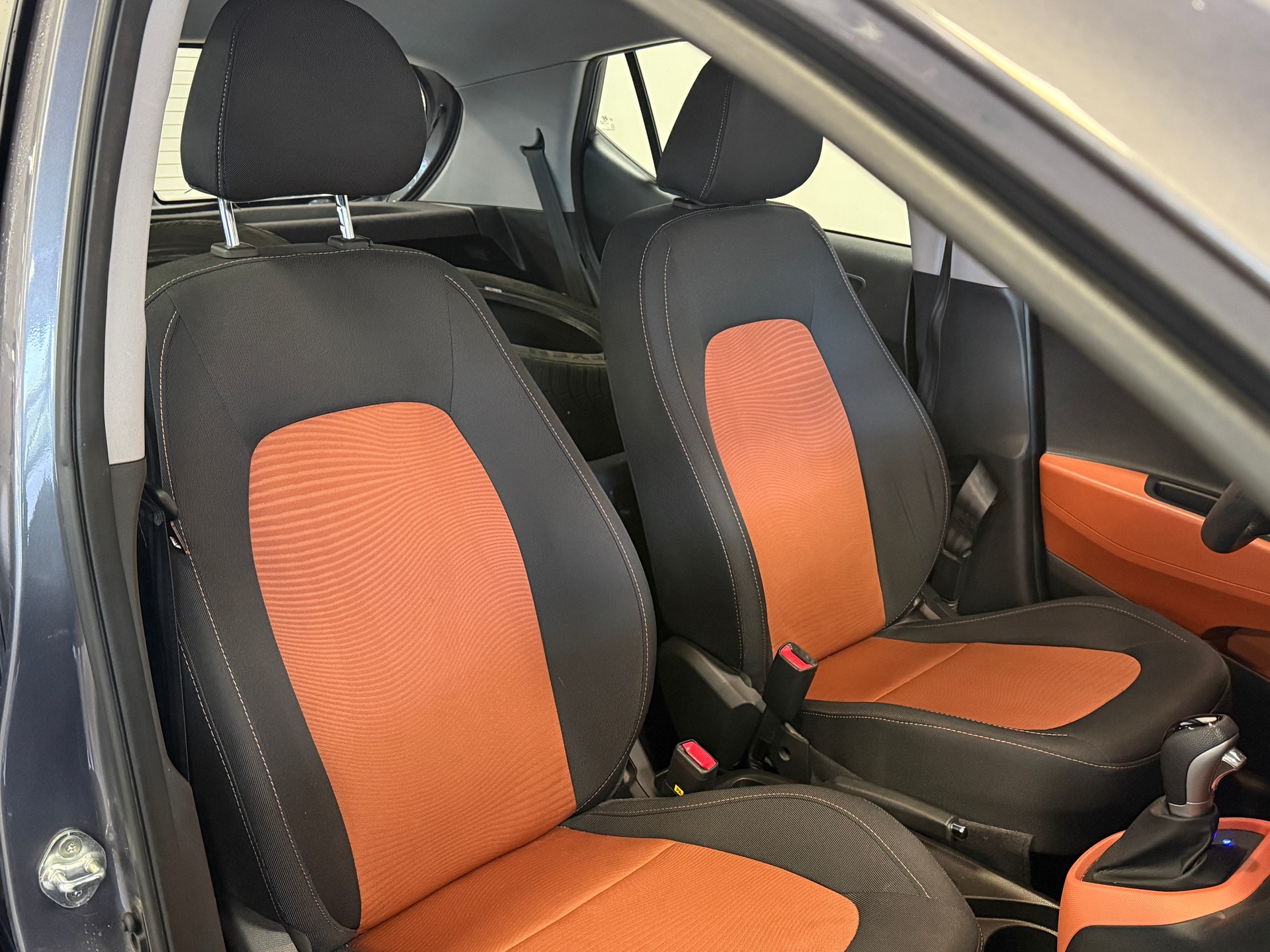 HYUNDAI i10 1.2 Amplia Automatic-image-8