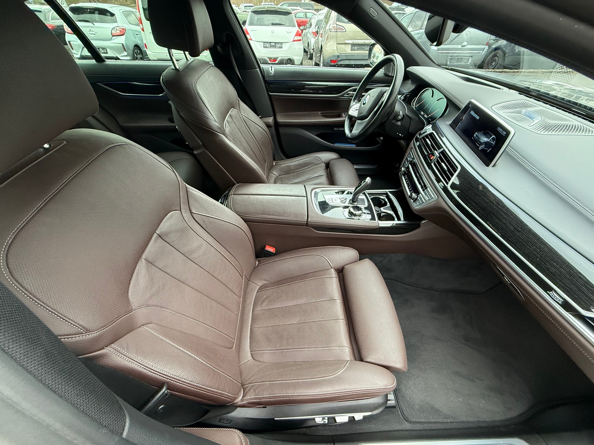 BMW 750i xDrive Steptronic-image-7