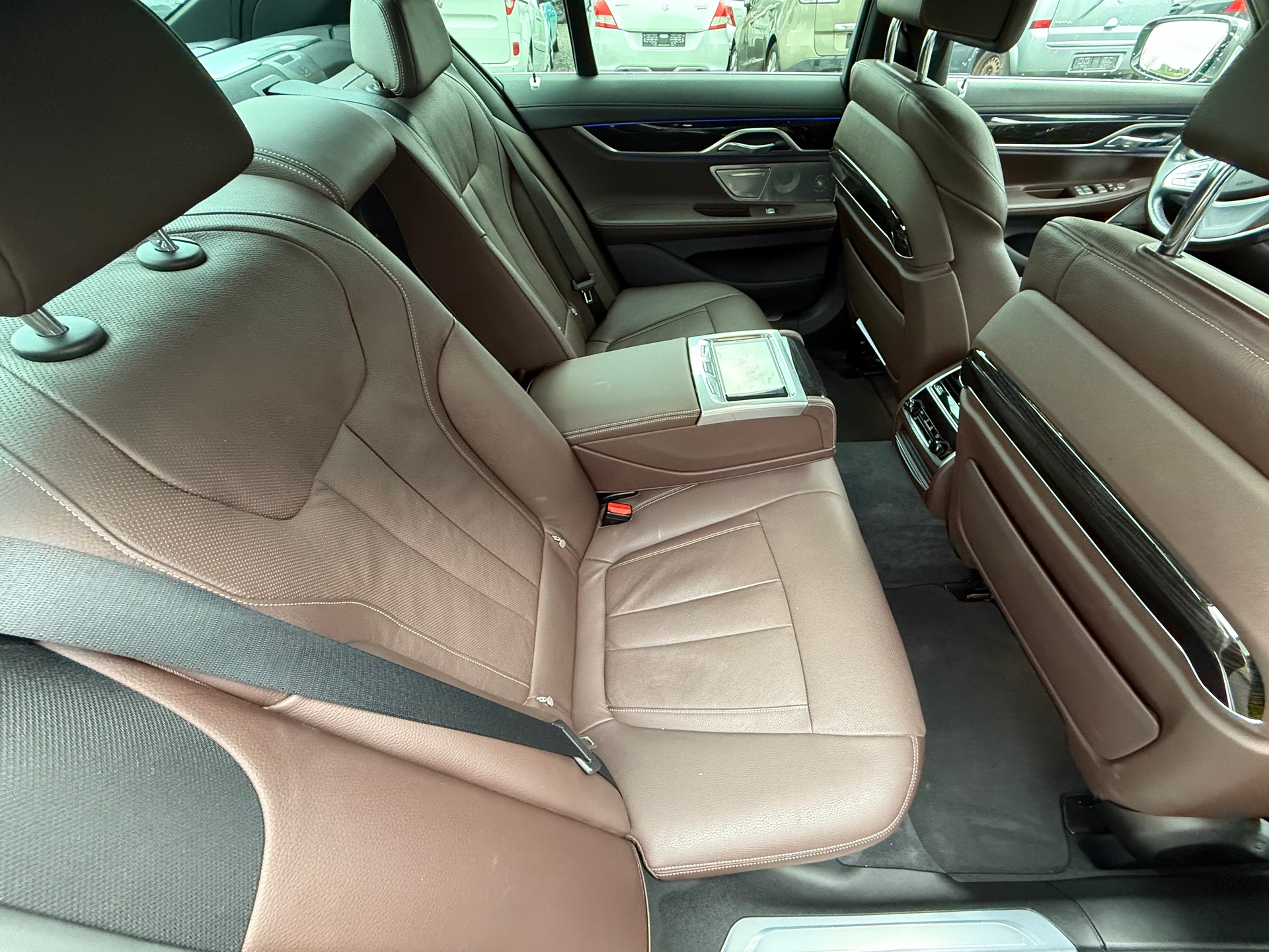BMW 750i xDrive Steptronic-image-11