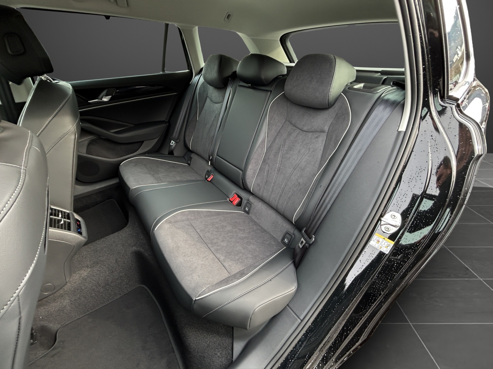 VW Passat Variant 2.0 TDI evo Business DSG-image-8