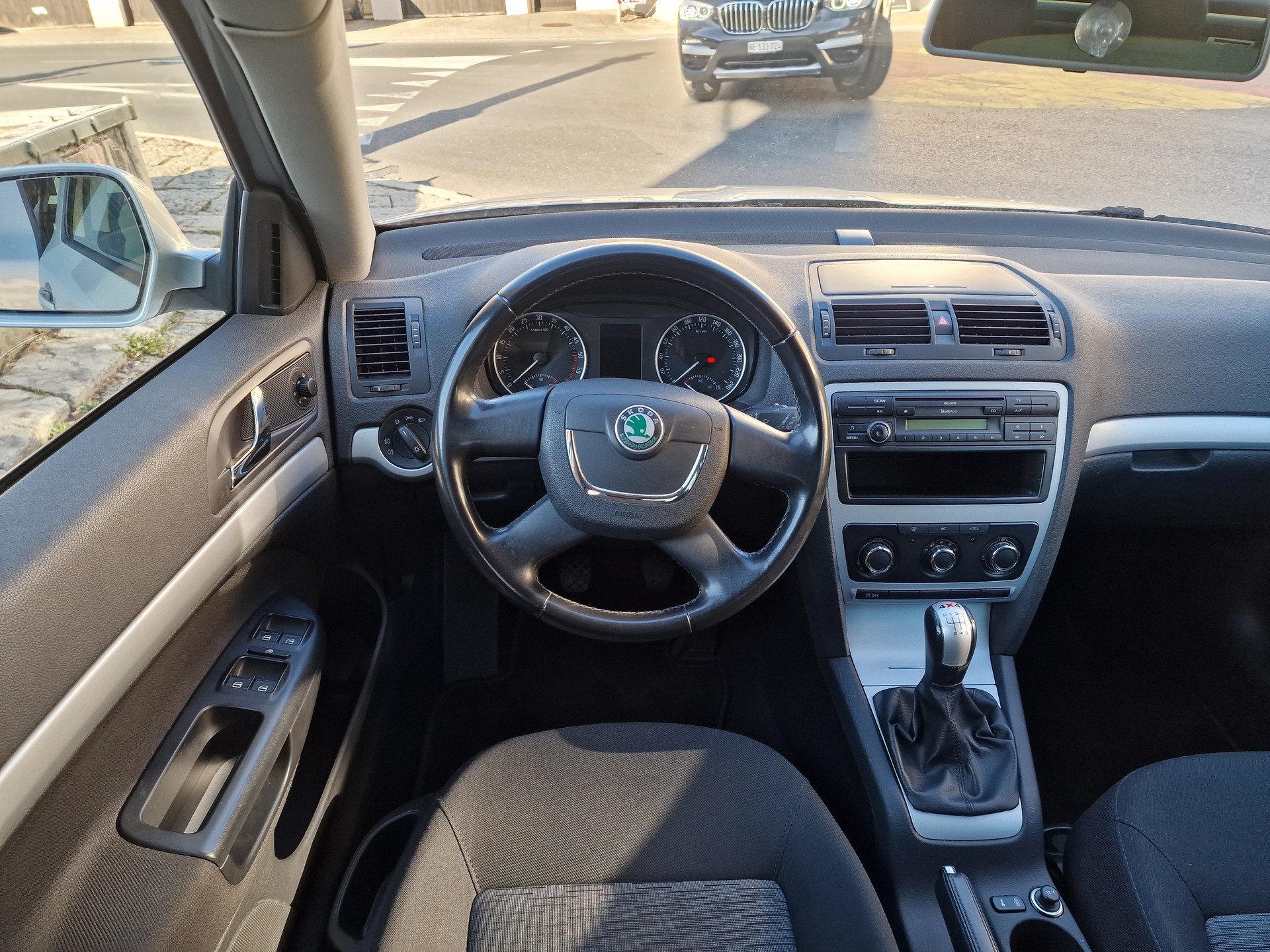SKODA Octavia Combi 1.6 TDI Stöckli 4x4-image-6
