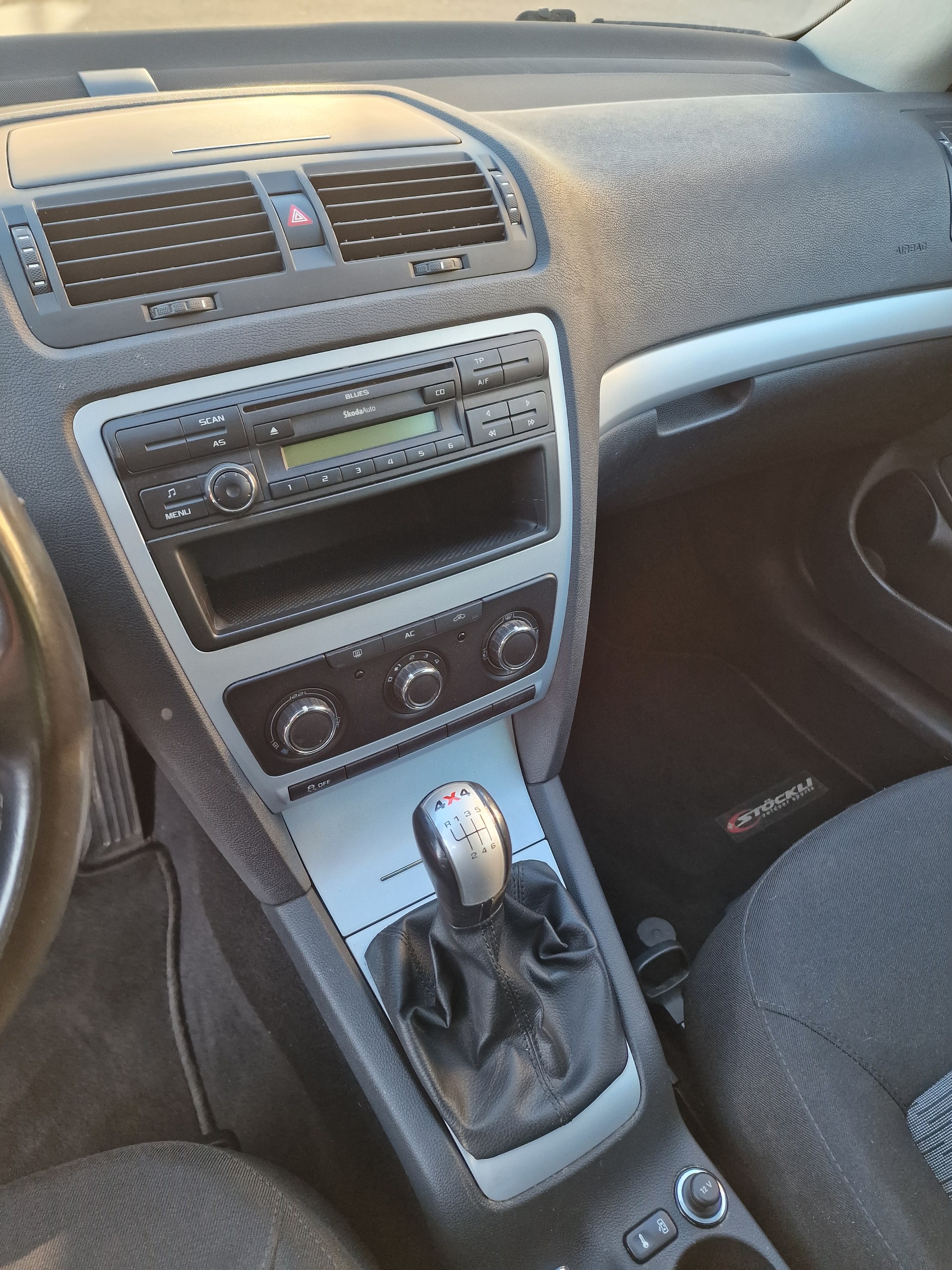 SKODA Octavia Combi 1.6 TDI Stöckli 4x4-image-7