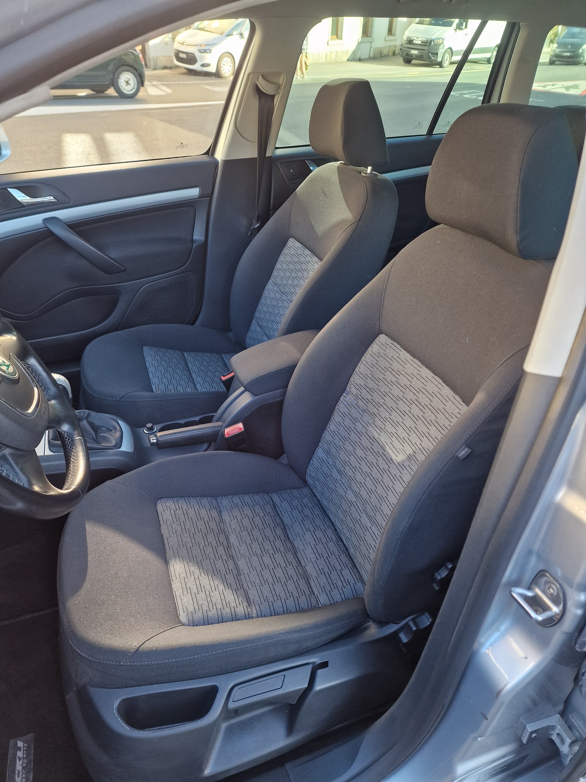 SKODA Octavia Combi 1.6 TDI Stöckli 4x4-image-8