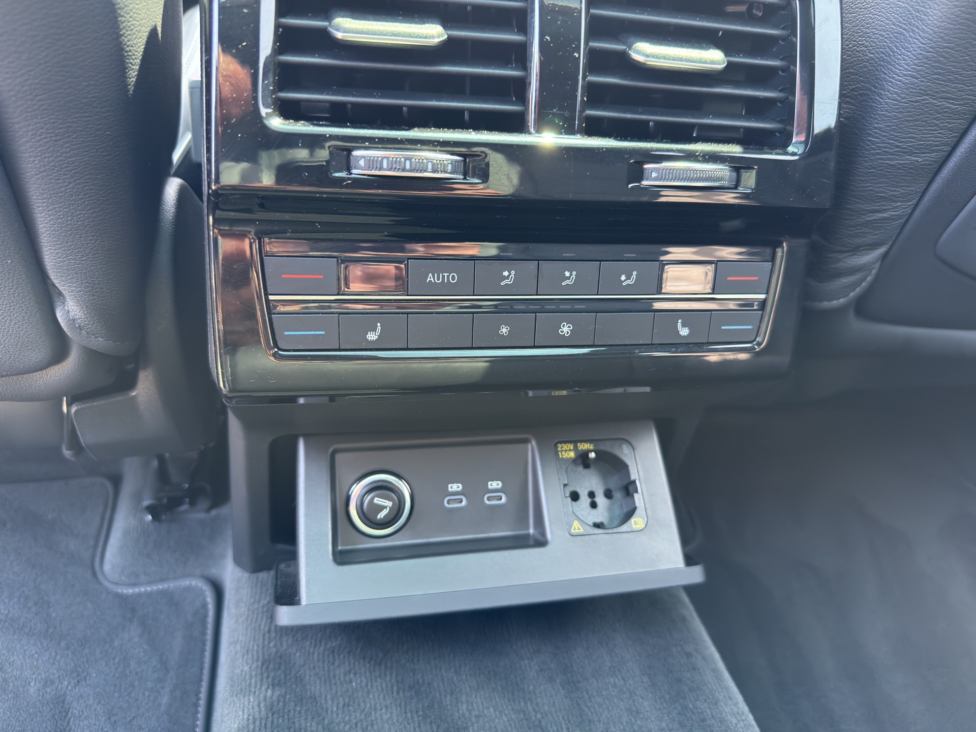 VW Touareg 3.0 TDI R Line Tiptronic-image-9