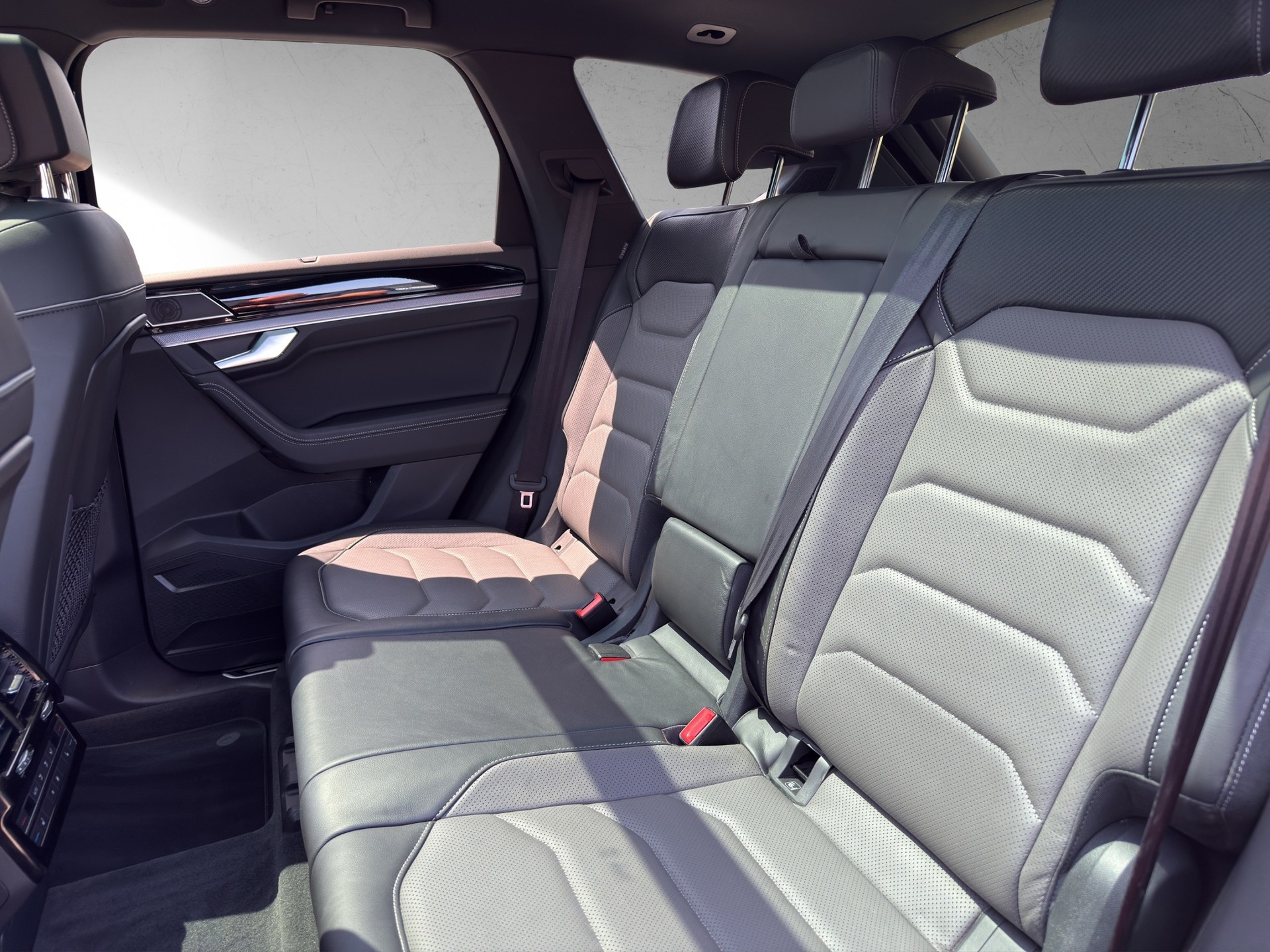 VW Touareg 3.0 TDI R Line Tiptronic-image-10