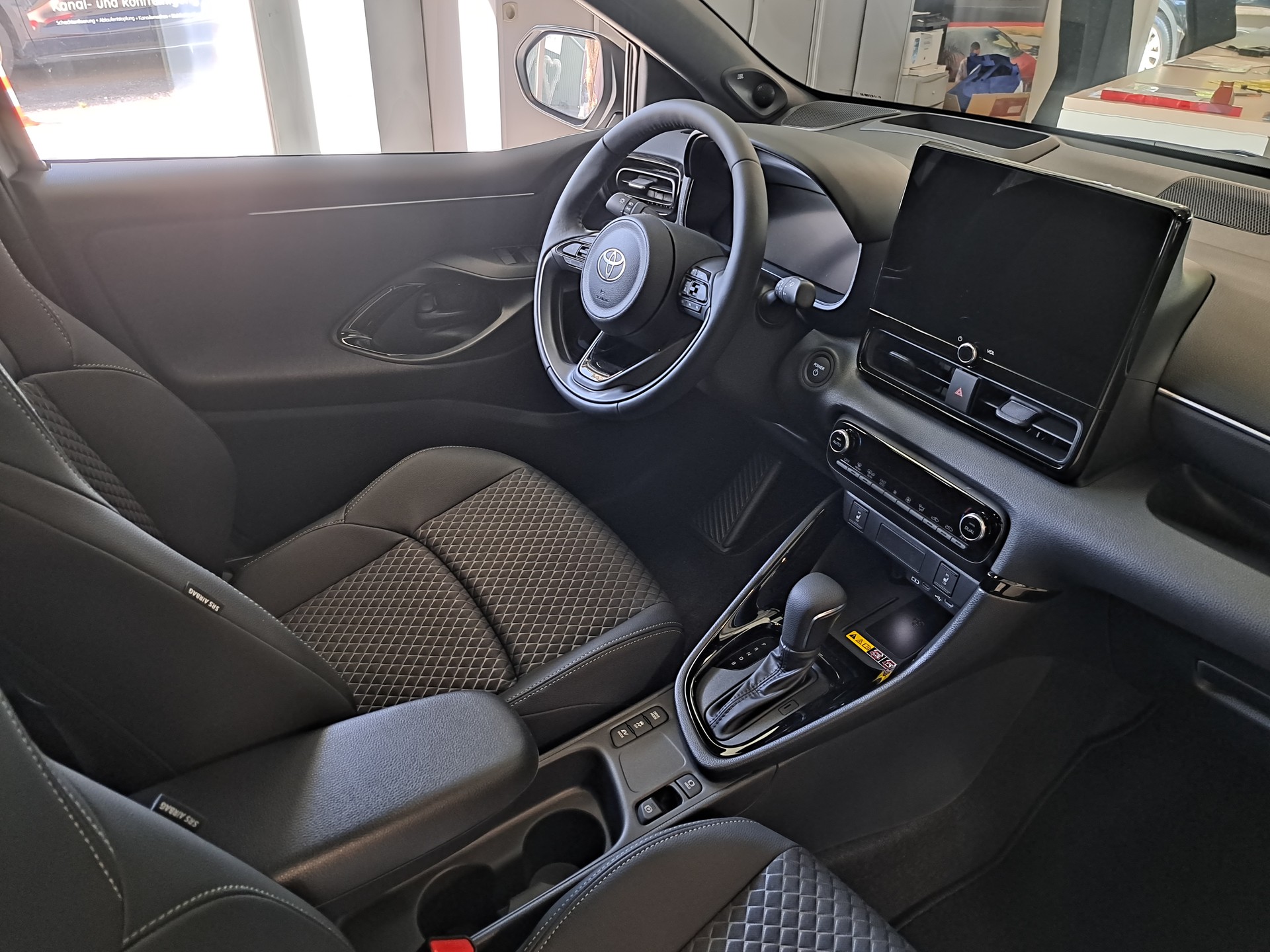 TOYOTA Yaris 1.5 Premium e-CVT-image-2