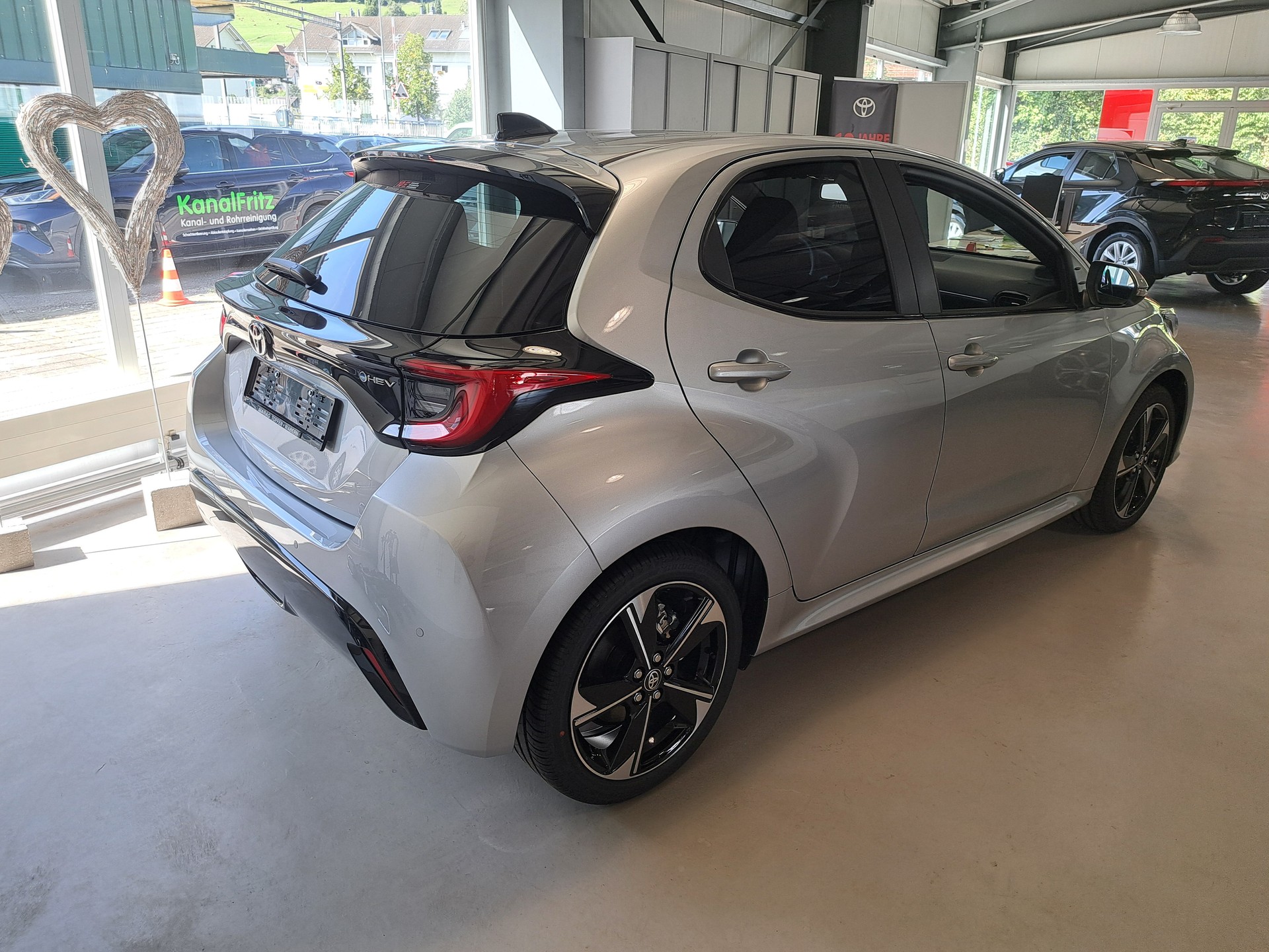 TOYOTA Yaris 1.5 Premium e-CVT-image-5